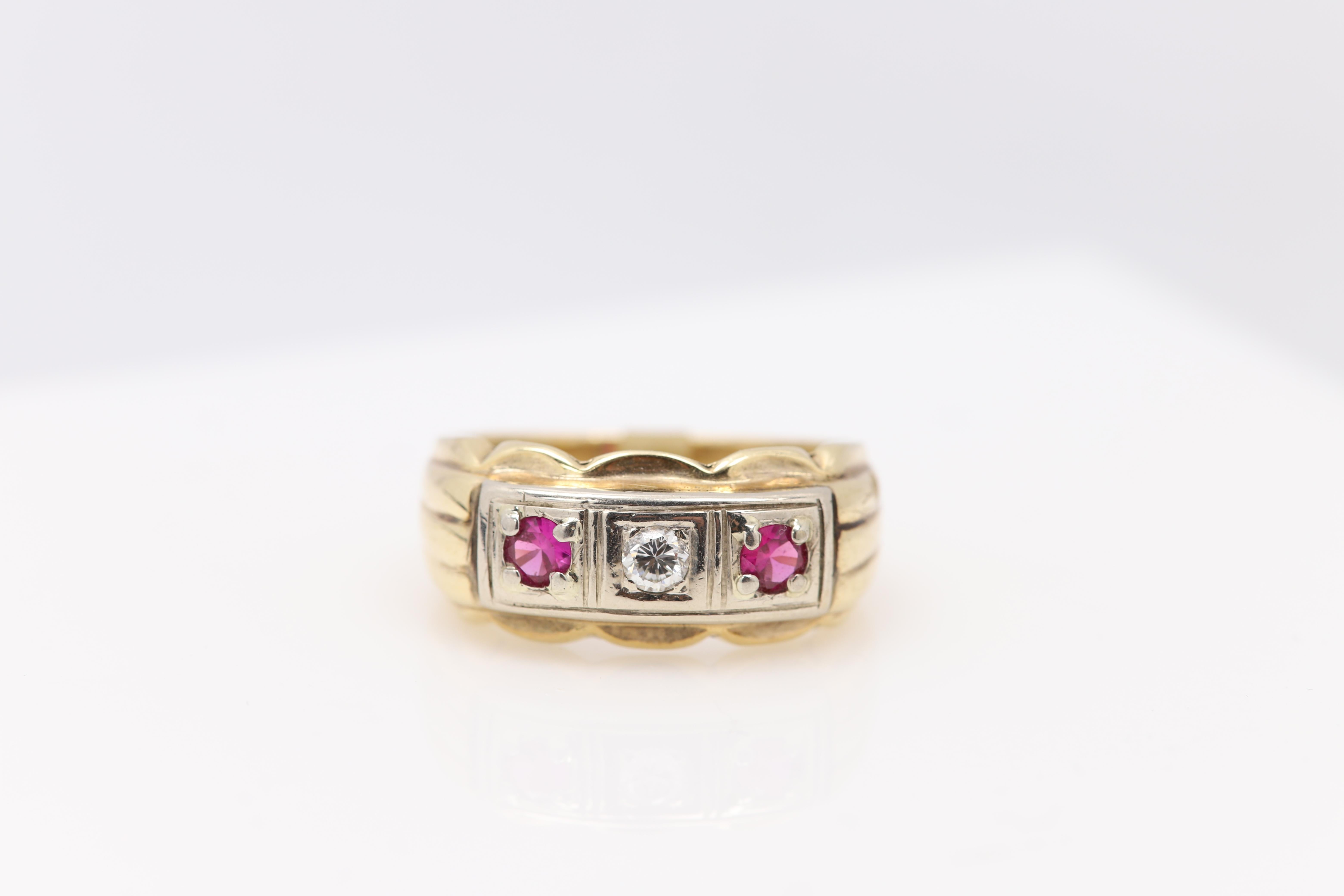 Vintage Herren 3 Stein Ring 14 Karat Gelb Weißgold Rubin Diamant circa 1940's im Angebot 1