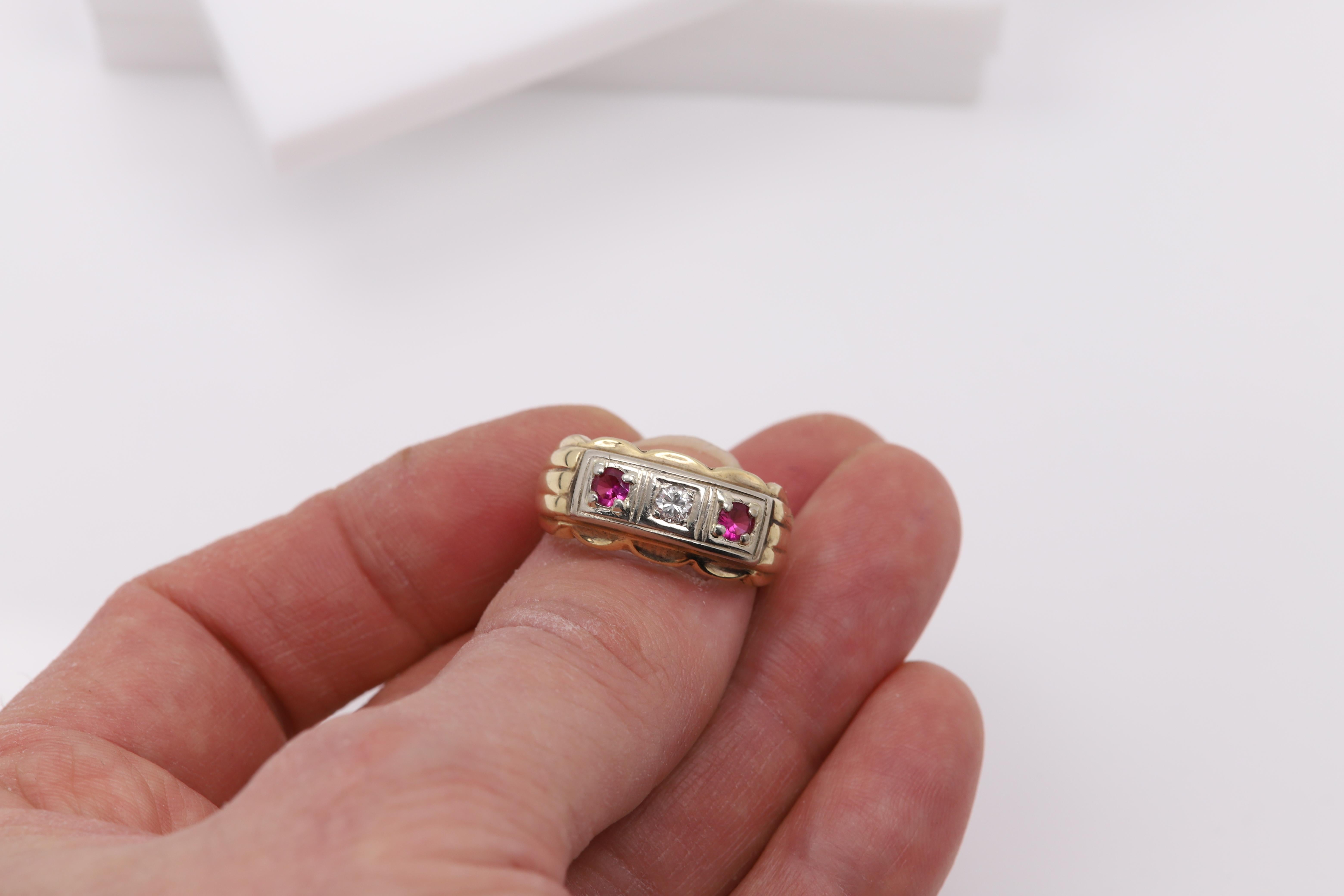 Vintage Herren 3 Stein Ring 14 Karat Gelb Weißgold Rubin Diamant circa 1940's im Angebot 4