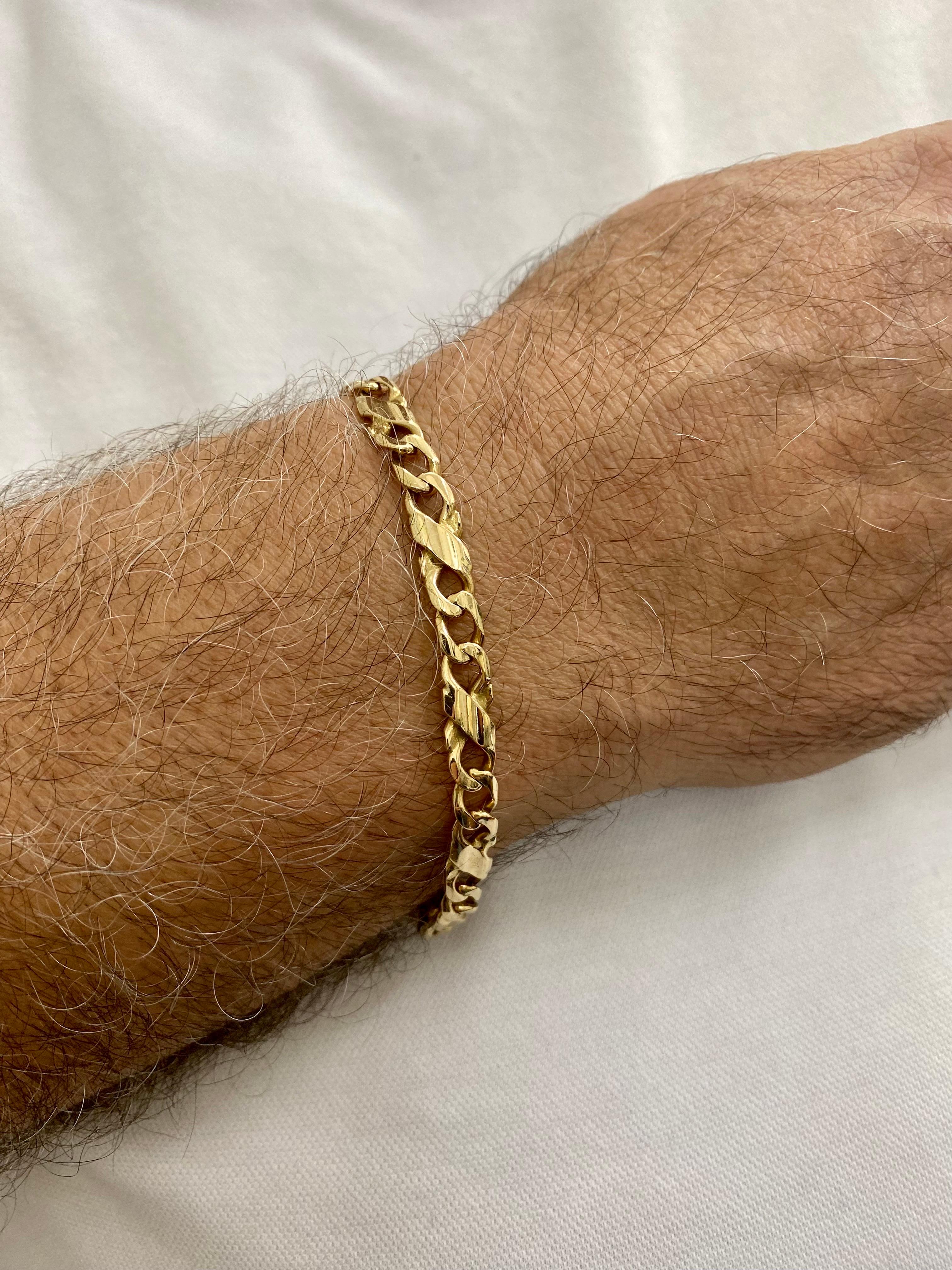 Vintage Men’s 6.5mm Fancy Extended Twist Cuban Curb Link Bracelet 14k Gold. Very rare Bracelet made in Italy. The bracelet weights 19.8g and is 8 inches long.