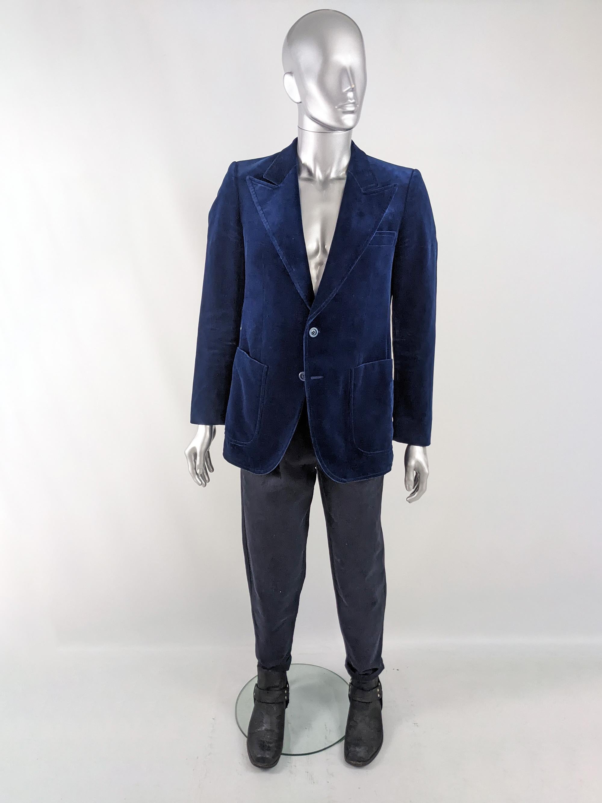 An incredible vintage mens jacket from the 70s by European label, Joba International. In a deep, rich blue velvet with amazing 1970s flair created by the wide, peaked lapels and large patch pockets.

Size: Unlabelled; measures roughly like a modern