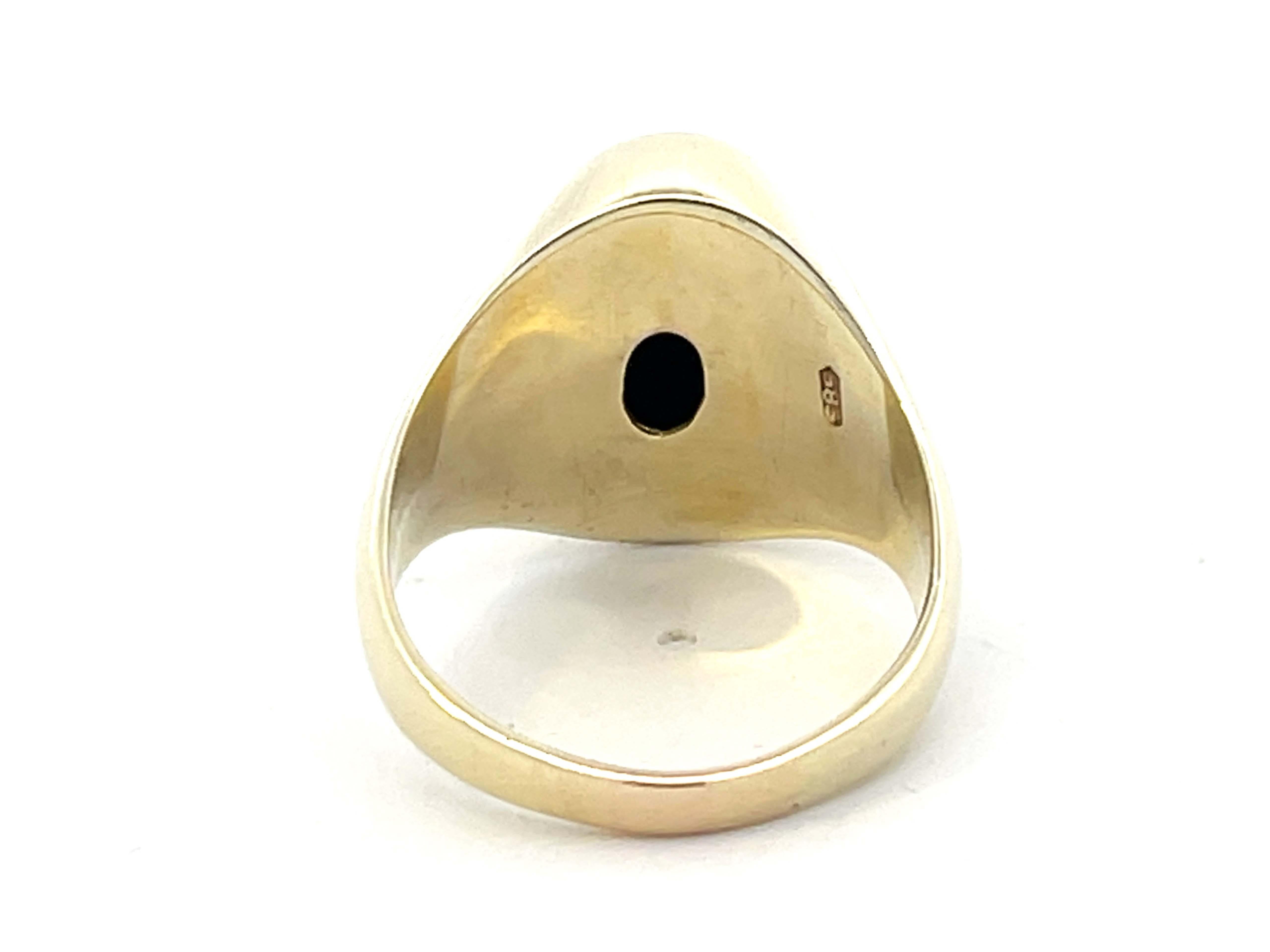 Vintage Men's Black Onyx Ring in 14k Yellow Gold In Excellent Condition For Sale In Honolulu, HI