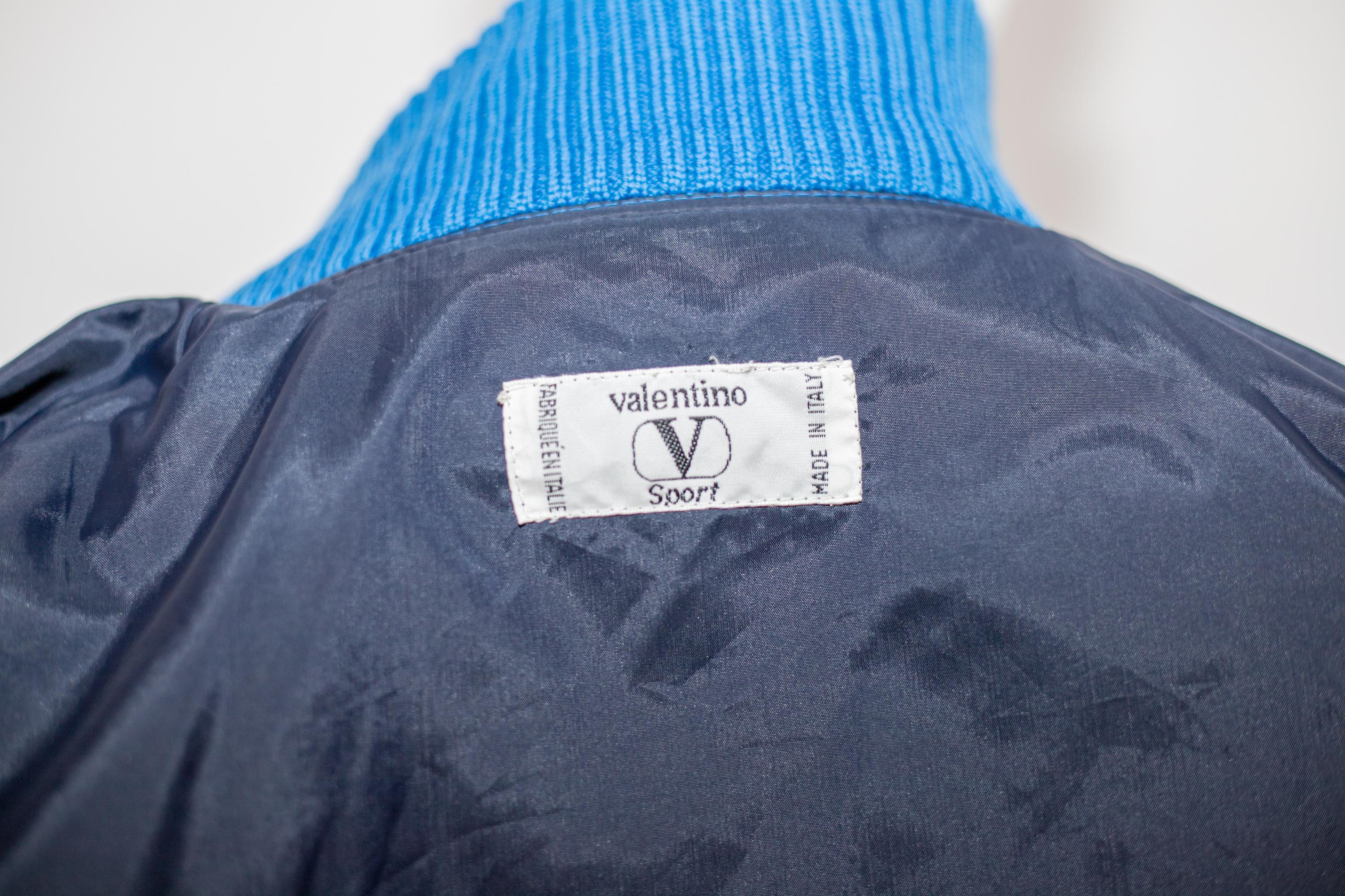 Wunderschöne Bomberjacke aus Baumwolle, entworfen von Valentino in den 1990er Jahren. Die Jacke zeigt das Branding von Valentino, sowohl auf der Außenseite in Höhe des Herzens, als auch auf der Innenseite aufgenäht.
Die Bomberjacke ist komplett aus