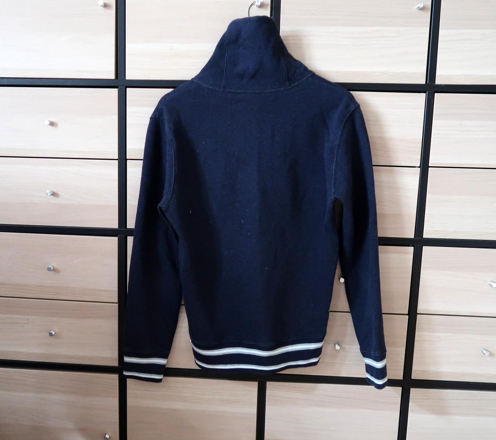 Questo maglione vintage da uomo della collezione 2008 di Club Monaco unisce un design senza tempo a un'eleganza moderna. Realizzato in un comodo e resistente tessuto misto di 83% cotone e 17% poliestere, questo maglione è ideale per un abbigliamento