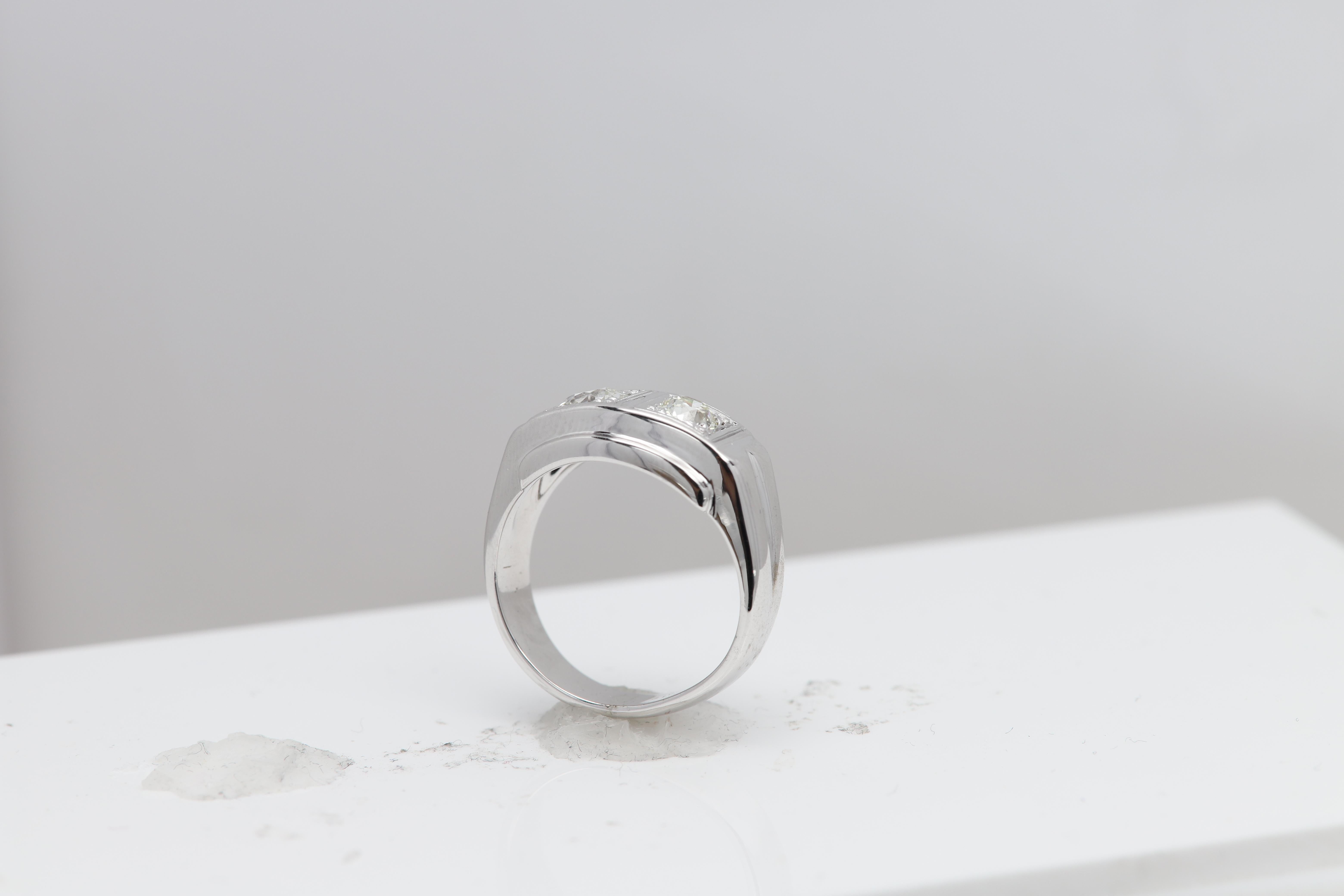 Anillo de diamantes para hombre vintage 2 diamantes talla mina antigua 14 quilates oro blanco Talla antigua en venta