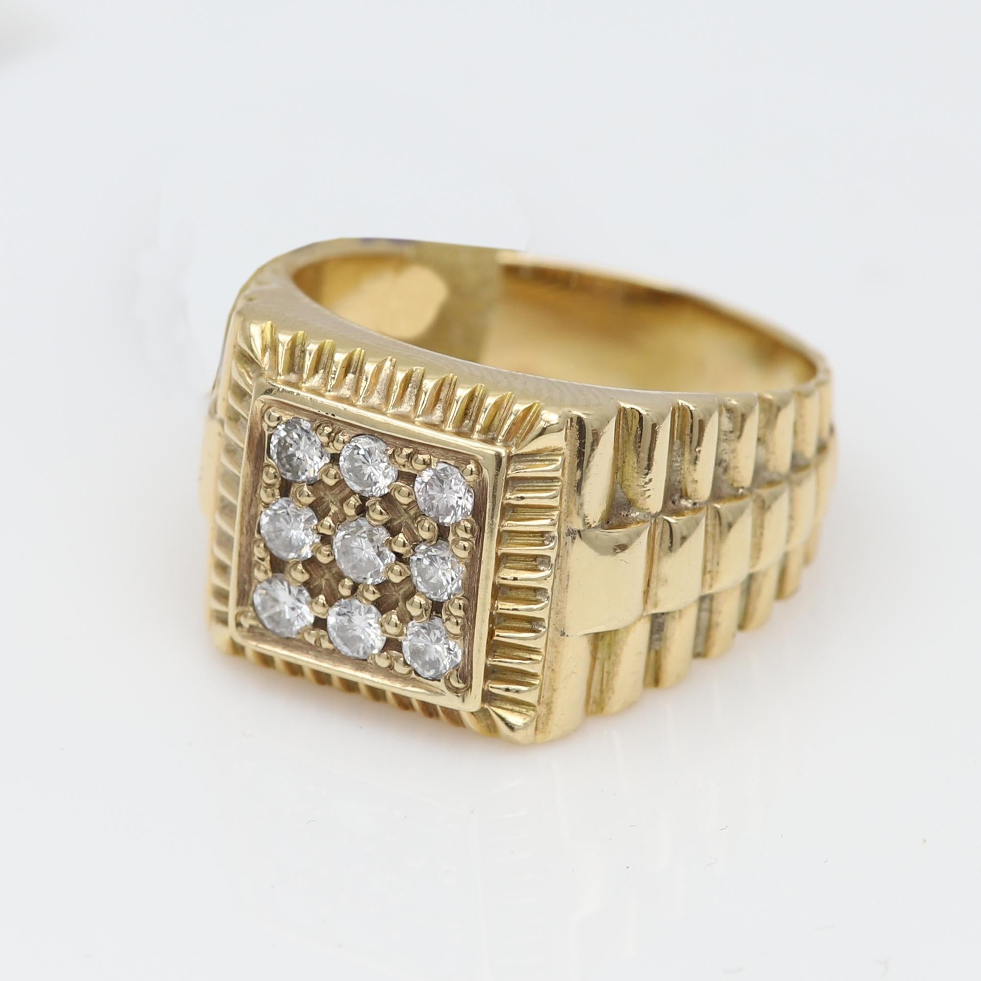 Vintage aus Vorbesitz in gutem Zustand
muss gereinigt werden 
Herren-Diamantring
14k Gelbgold ca.  8,30 Gramm
Fingergröße: 9 (Größenänderung möglich)
Clusterfläche Designgröße ca. 10 x 10mm
alle natürlichen Diamanten ca. 0,28 ct gesamt