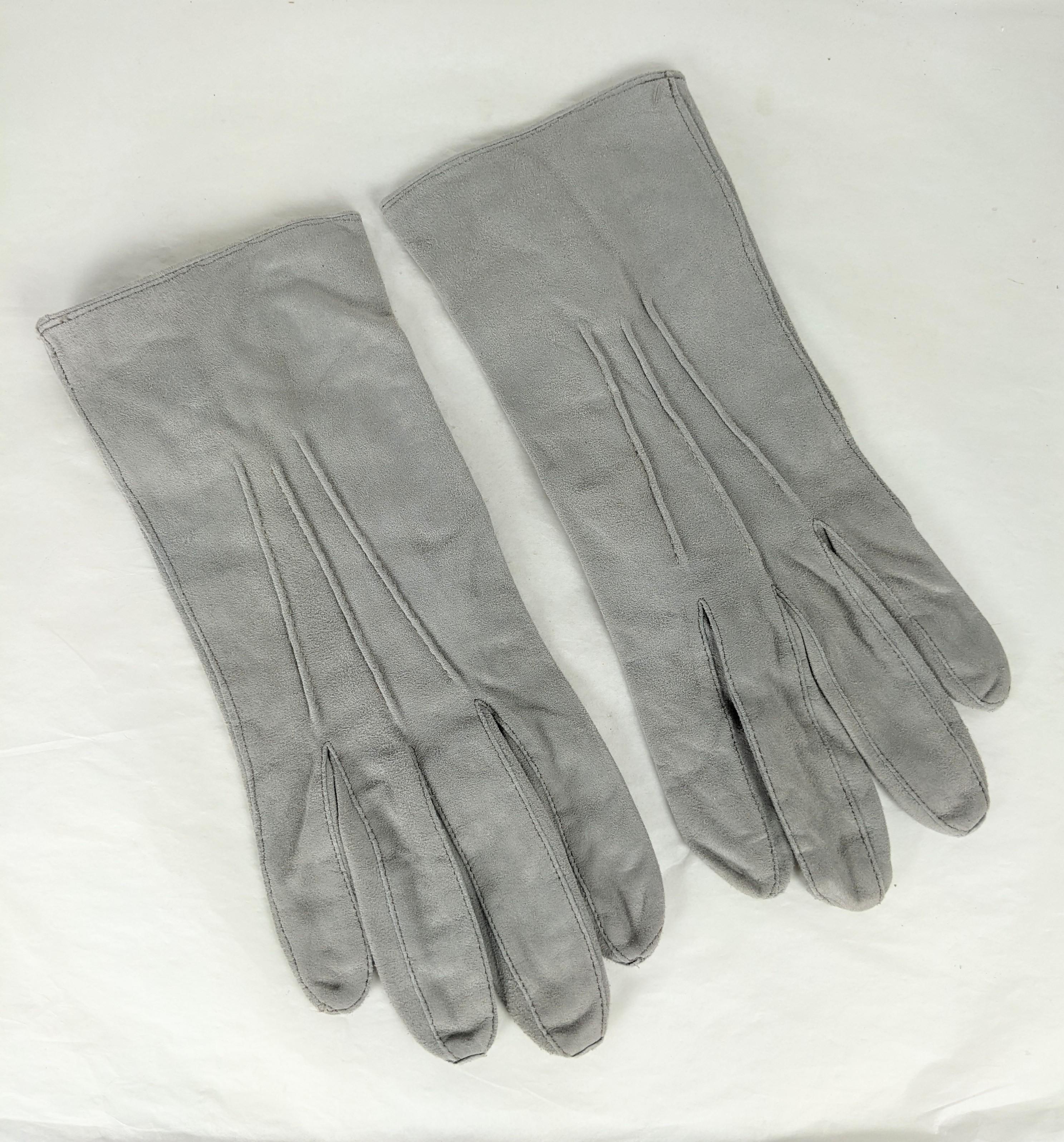Vintage Brooks Brothers Mens Dove Gray Suede Dress Gloves aus den 1940er Jahren. Größe 8.5 Herren butterweiches Wildleder. Schnappverschlüsse auf der Rückseite. 1940er Jahre USA. 