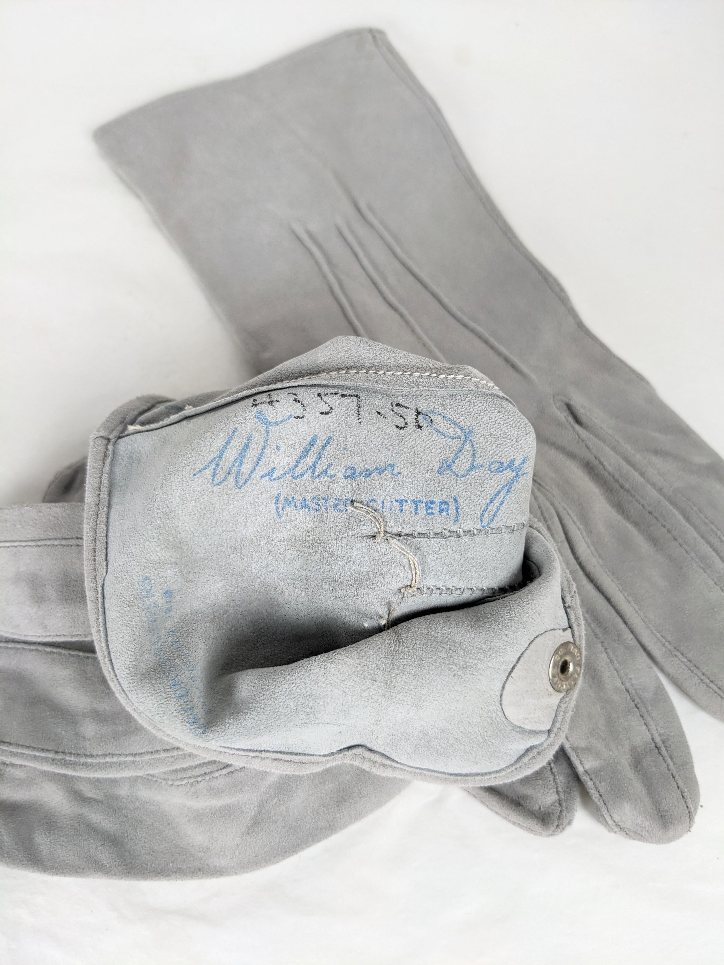 Vintage Mens Dove Gray Suede Dress Gloves For Sale 2