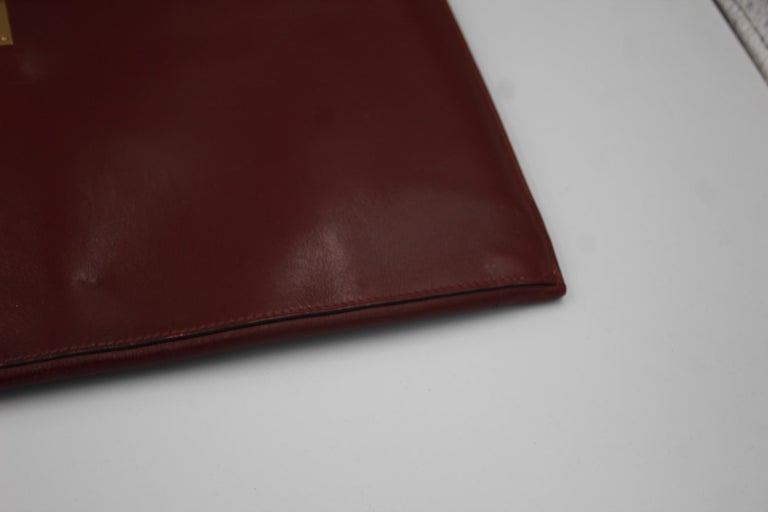 Vintage Hermes Burgundy leather clutch perfect for A4 documents
Signs of wear in the leather (light scratched and marks) but the leather is not cracked
Size 37*28