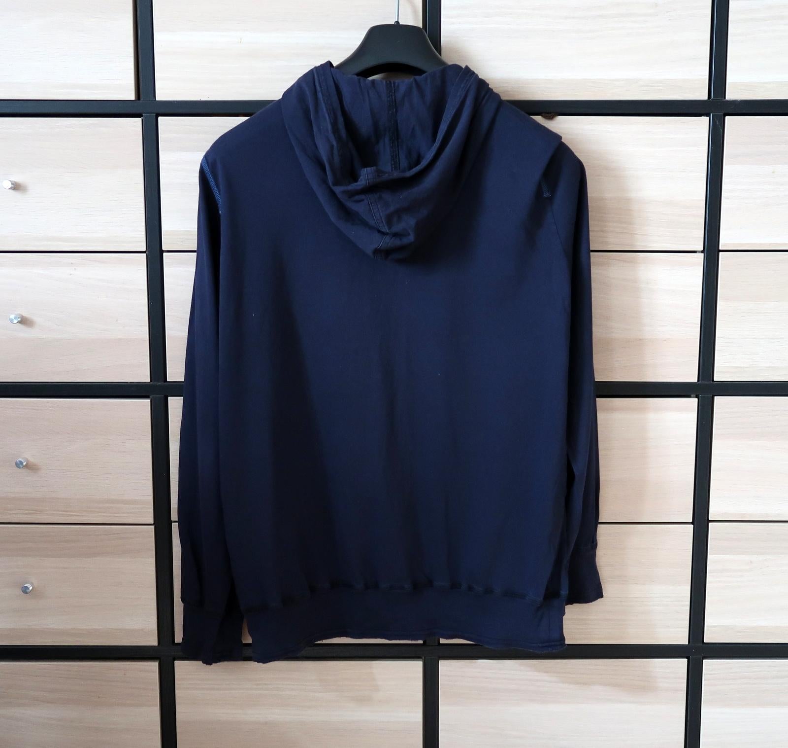 Questa elegante felpa con cappuccio vintage della collezione 2007 di DEHA combina l'artigianato italiano con un design senza tempo. Realizzato in cotone al 100%, offre comfort e resistenza, rendendolo perfetto per l'abbigliamento casual o per la