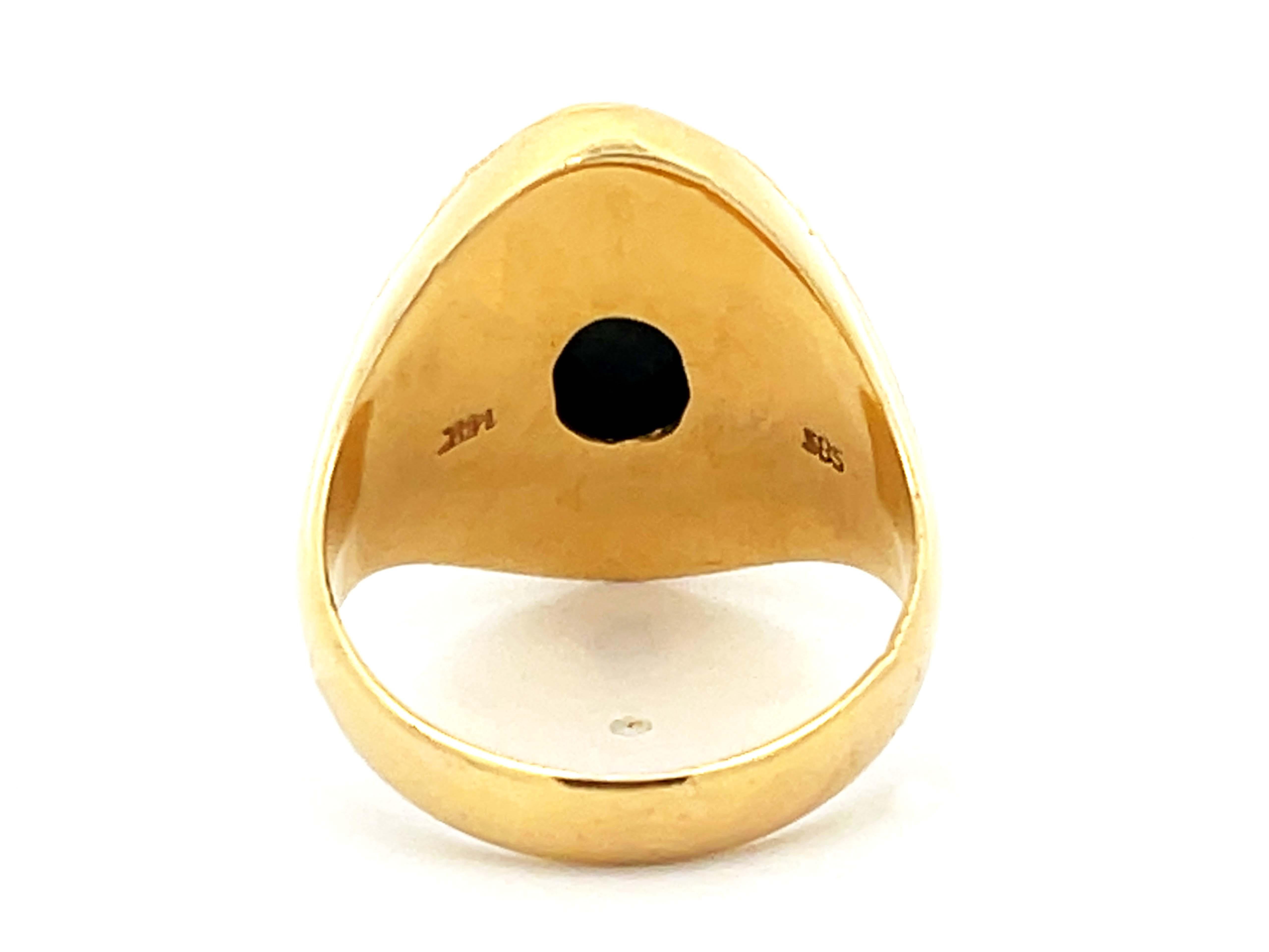 Vintage Men's Large Black Mottled Jade Ring in 14k Yellow Gold In Excellent Condition For Sale In Honolulu, HI