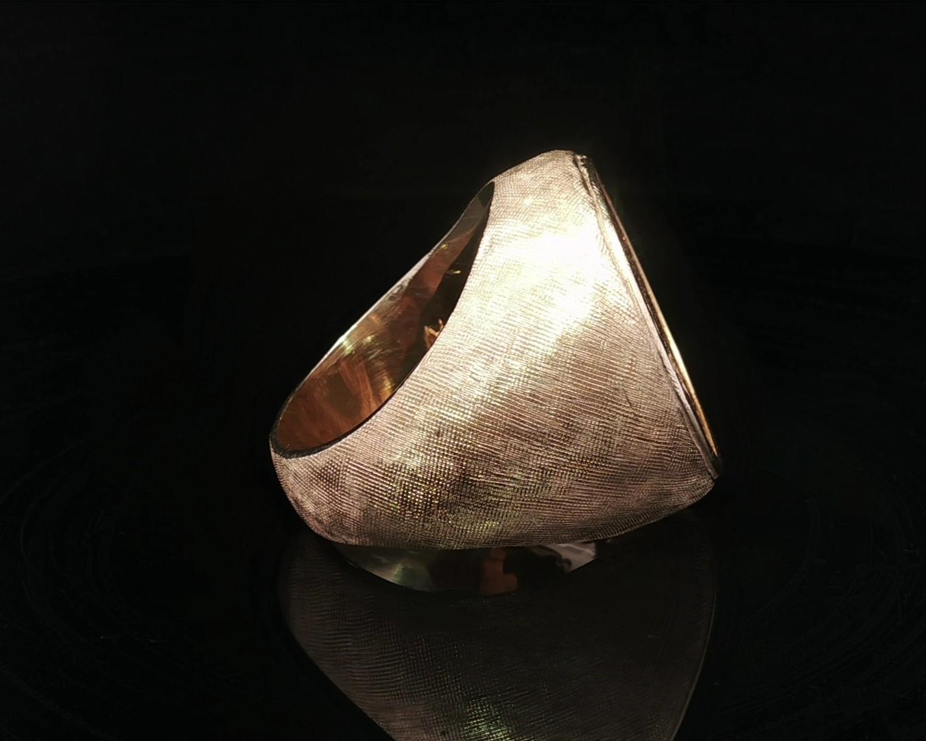 Anello da uomo grande e pesante in oro giallo del 1914 con moneta da 5 dollari e testa indiana In condizioni buone in vendita a Montclair, NJ