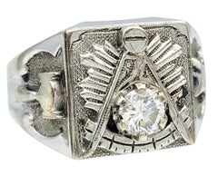 Anillo Masónico Masónico Vintage de Oro Blanco de 10 Kilates con Diamantes Redondos y Gruesos