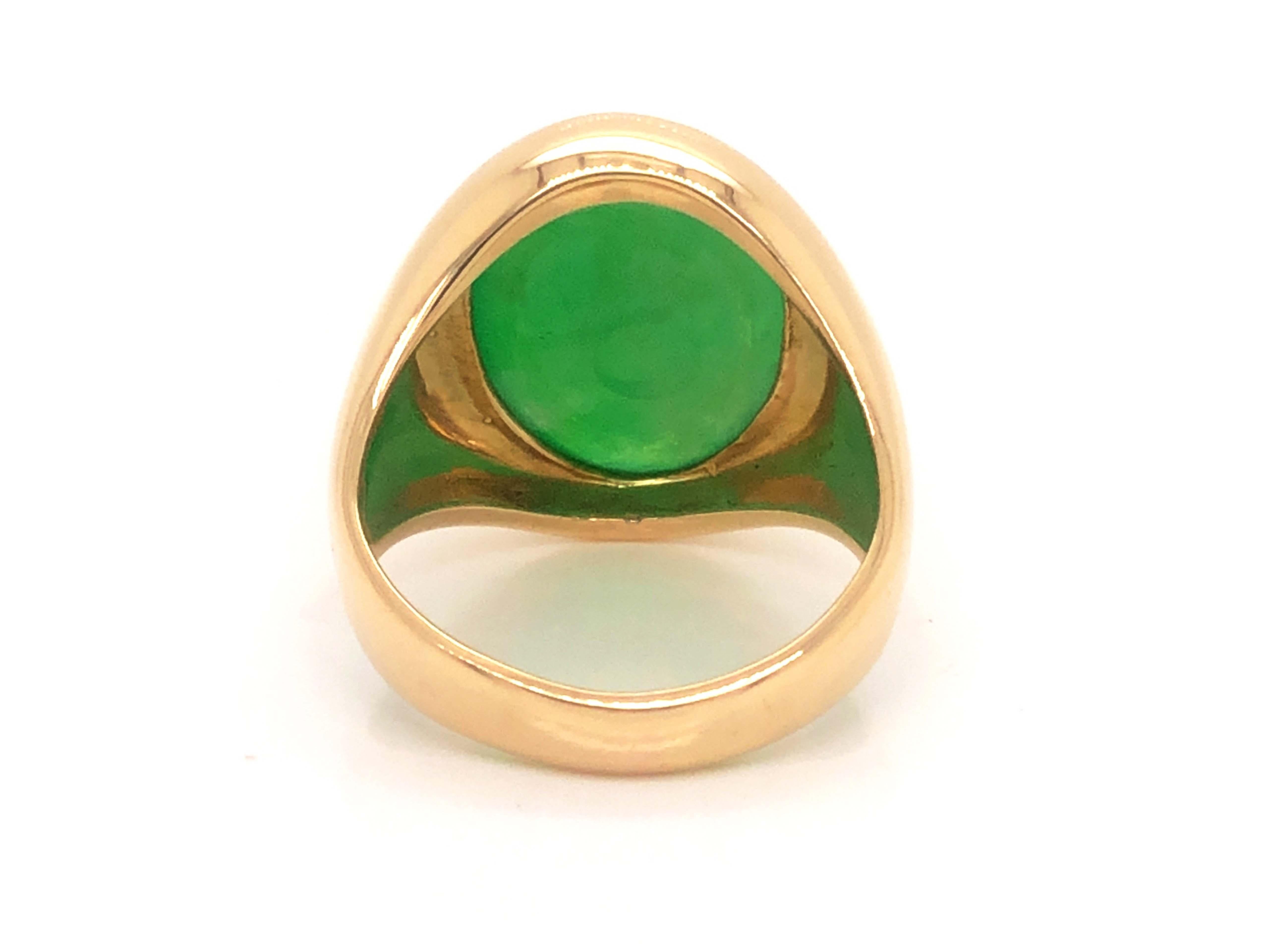 Vintage Men's Oval Cabochon Green Jade Ring, 10k Yellow Gold In Good Condition In Honolulu, HI