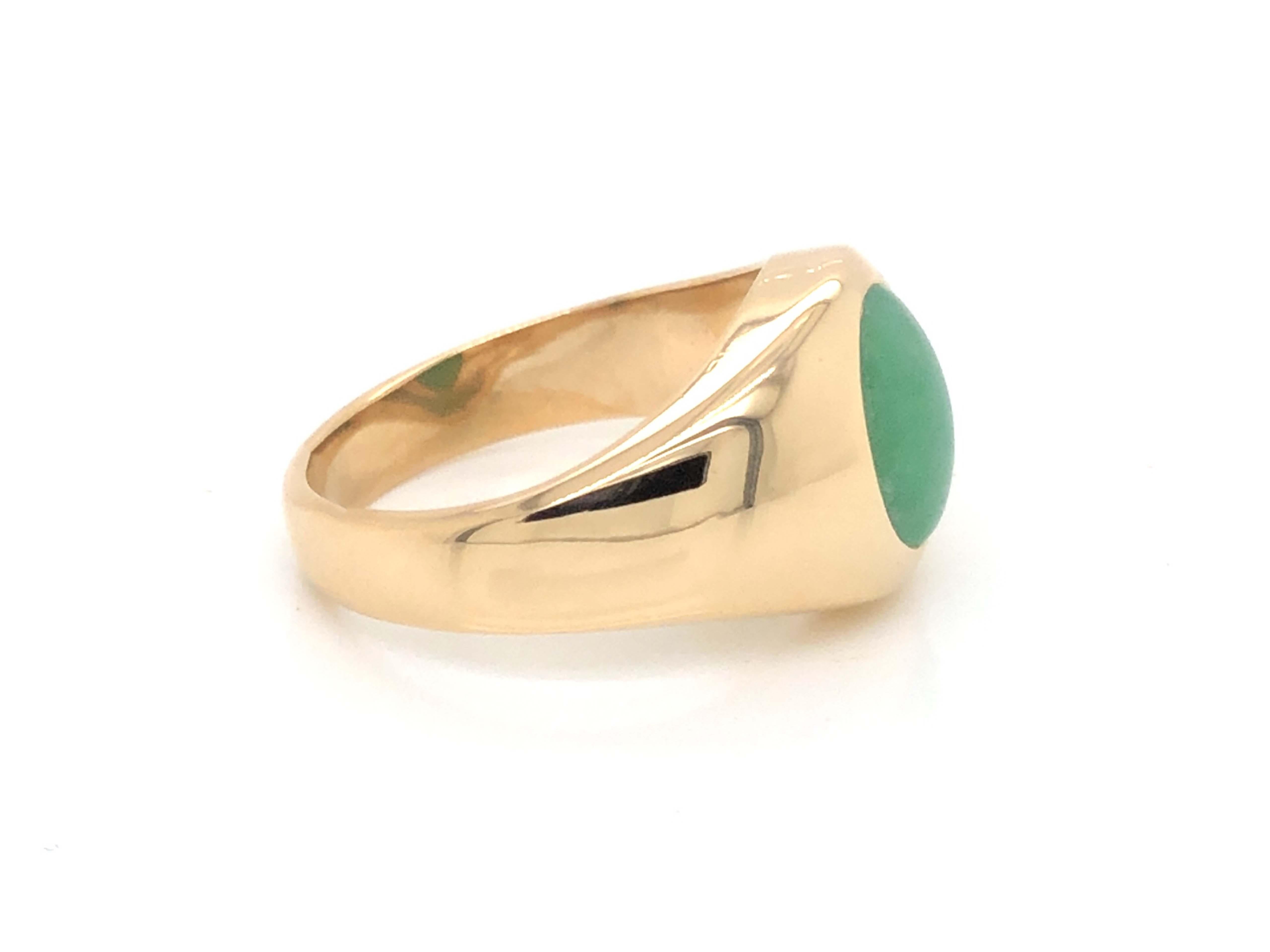 Vintage Men's Oval Cabochon Green Jade Ring, 14k Yellow Gold In Good Condition In Honolulu, HI