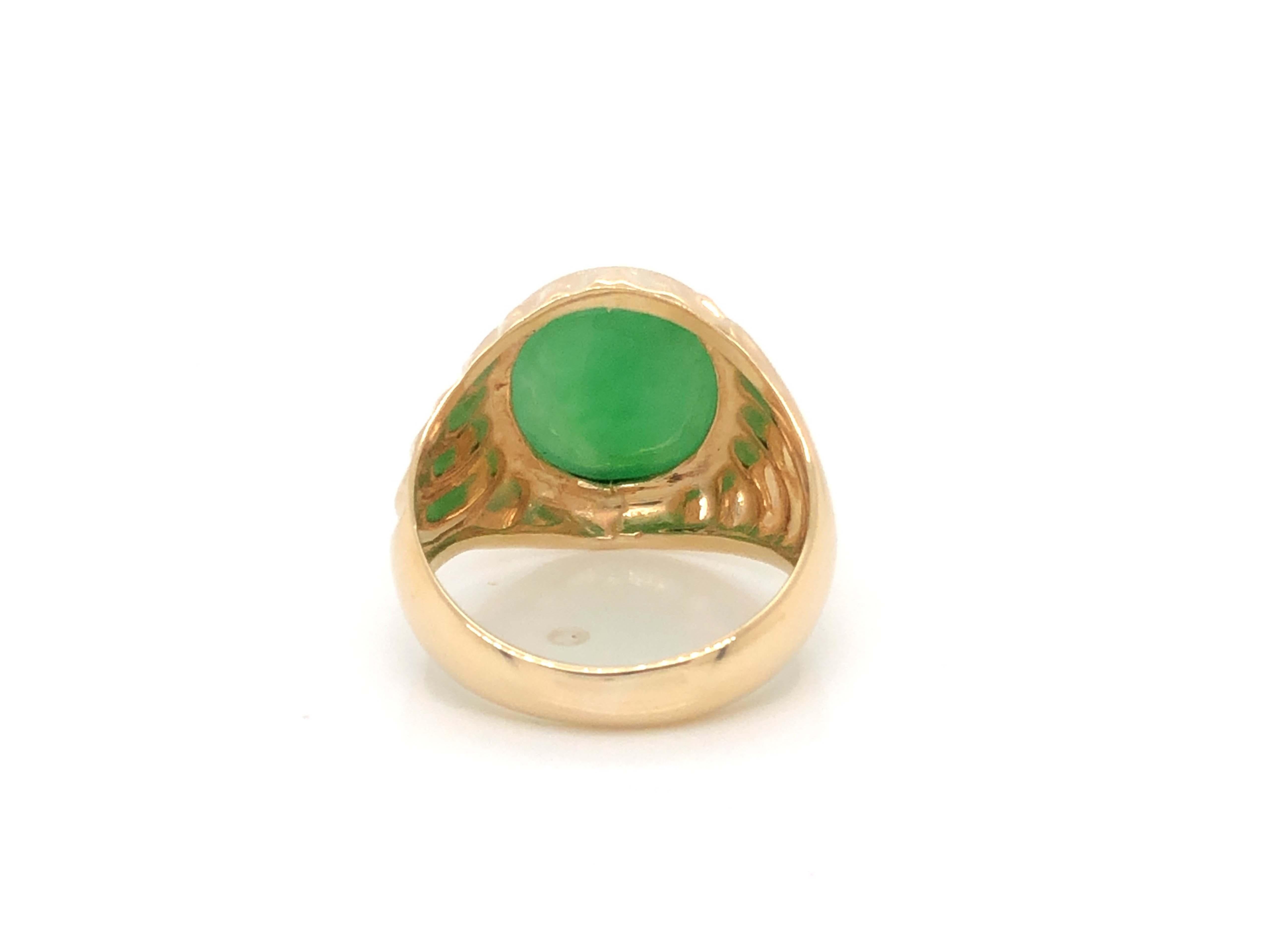 Vintage Men's Oval Cabochon Green Jade Ring with Wave Design 14k Yellow Gold In Good Condition In Honolulu, HI