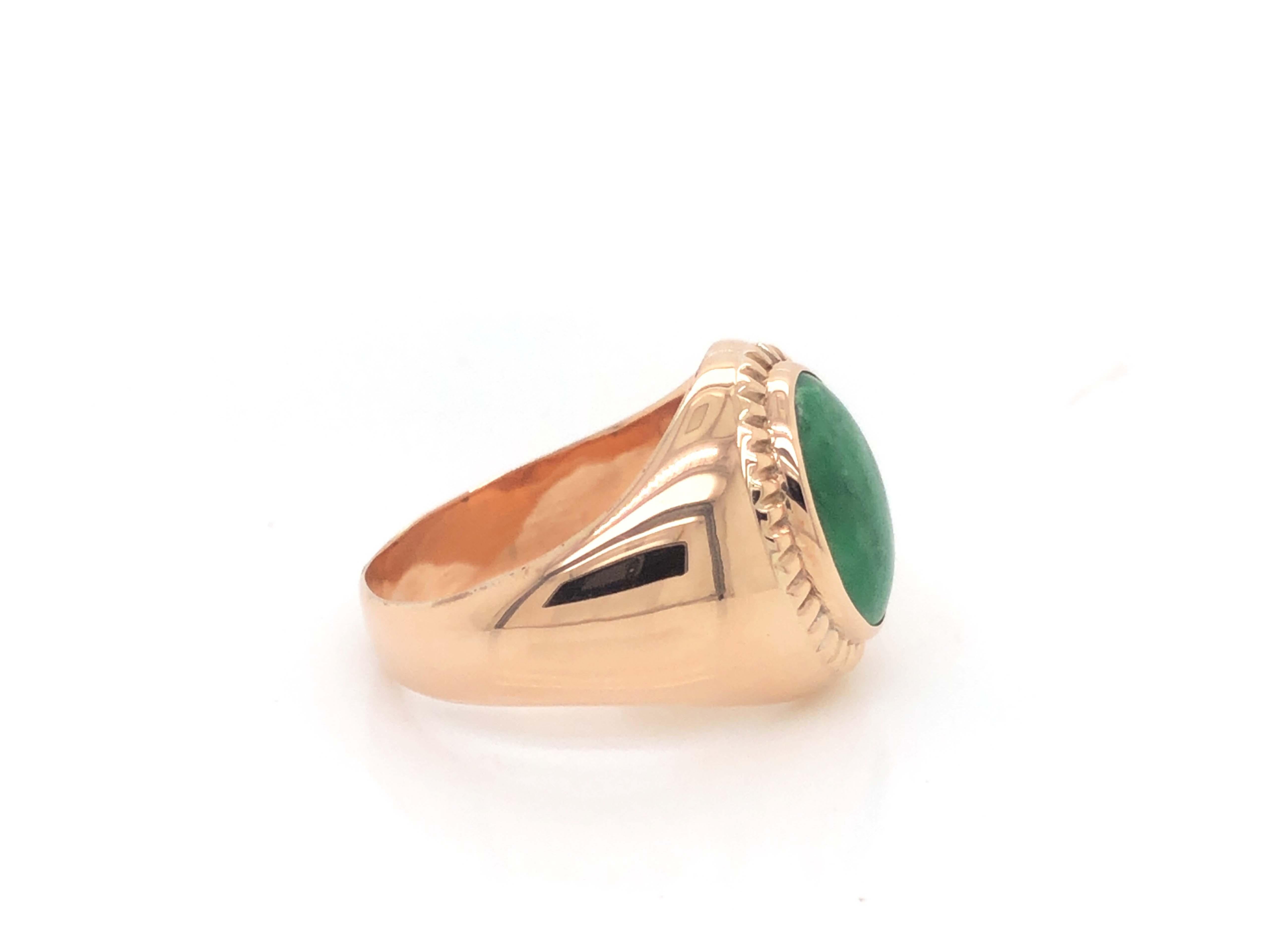 Vintage Men's Oval Cabochon Vivid Mottled Green Jade Ring - 14k Rose Gold In Good Condition In Honolulu, HI