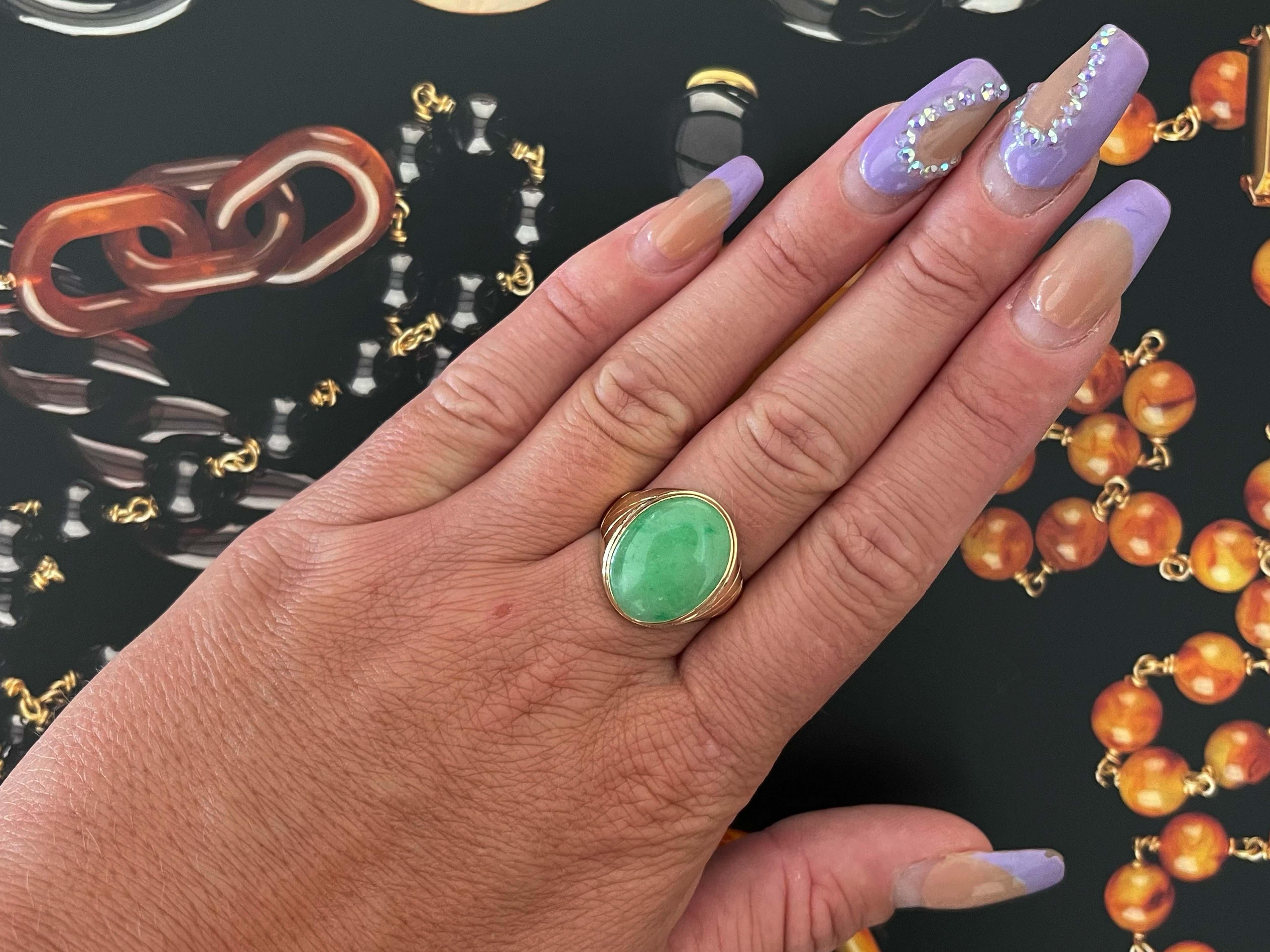 Wunderschöner ovaler Cabochon-Ring aus grünem Jadeit in 14k Gelbgold. Die schöne apfelgrüne Jade ist in eine Lünette gefasst und misst etwa 17,39 mm x 13,17. Der Ring hat einen konisch zulaufenden, hochglanzpolierten Schaft und ein geometrisches