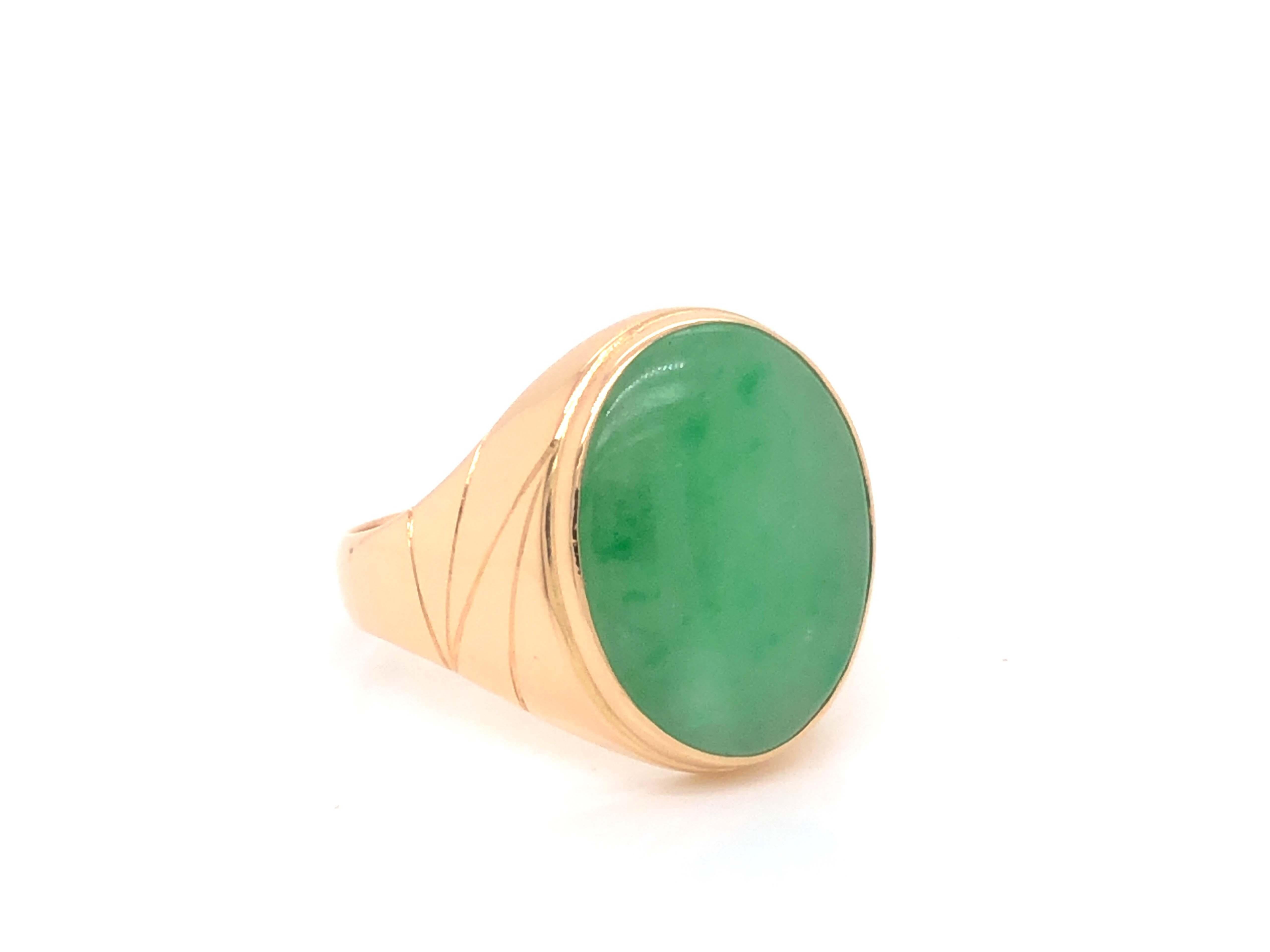 Ovaler Herrenring aus grüner Jade mit geometrischem Design aus 14 Karat Gelbgold Vintage (Moderne)