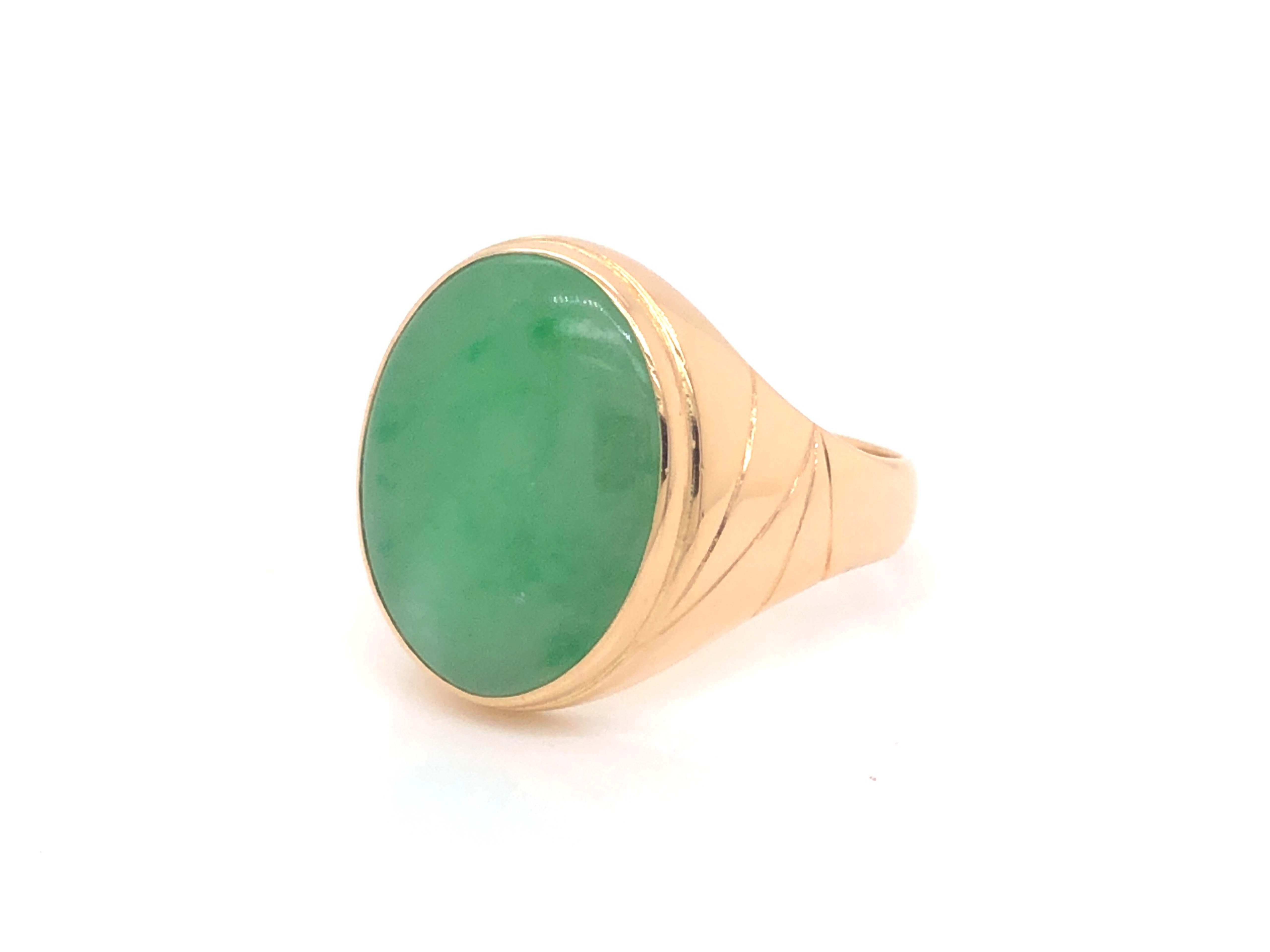Ovaler Herrenring aus grüner Jade mit geometrischem Design aus 14 Karat Gelbgold Vintage (Ovalschliff)