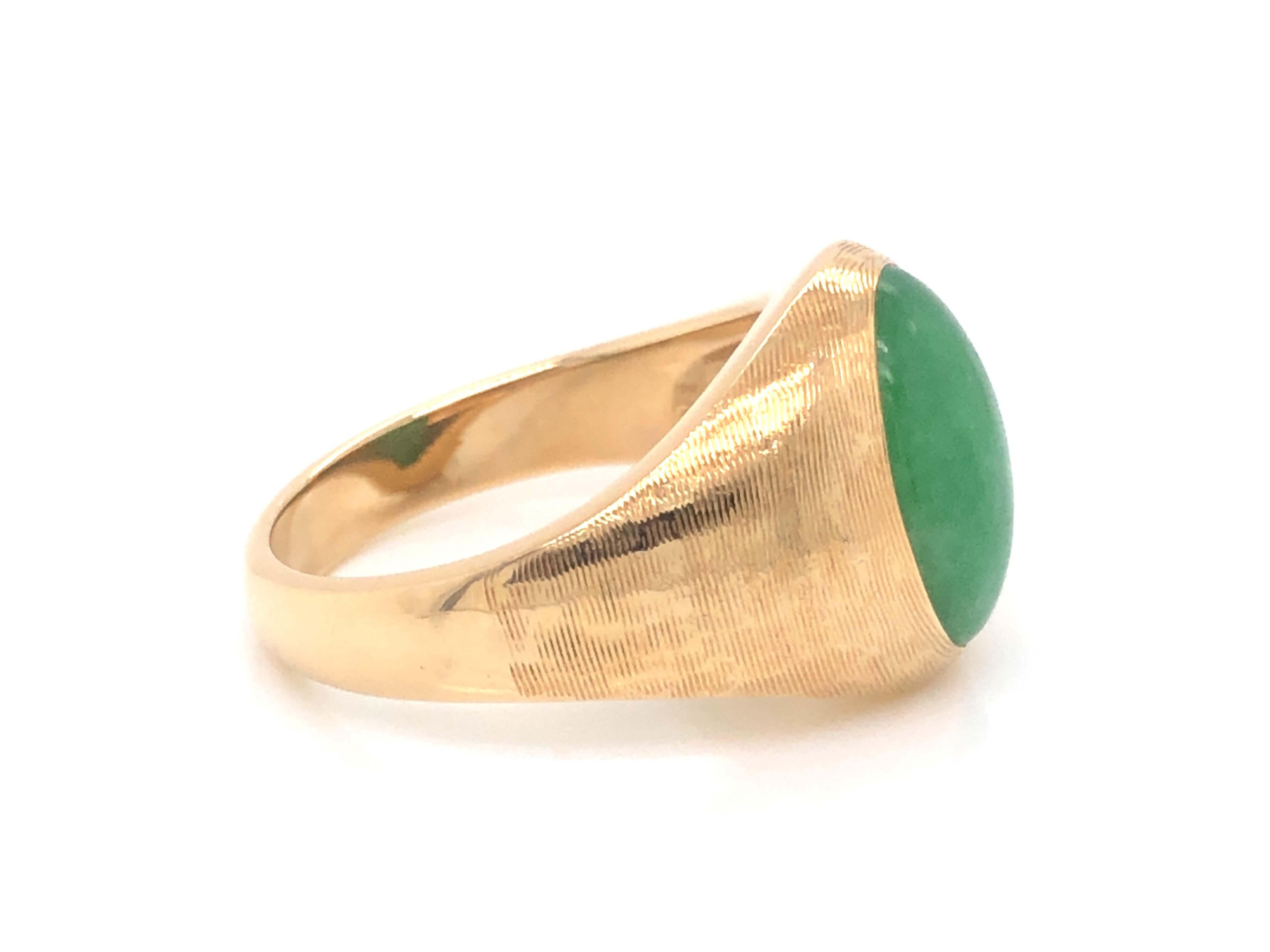 Vintage Men's Oval Green Jade Ring with Textured Design in 14k Yellow Gold In Good Condition In Honolulu, HI