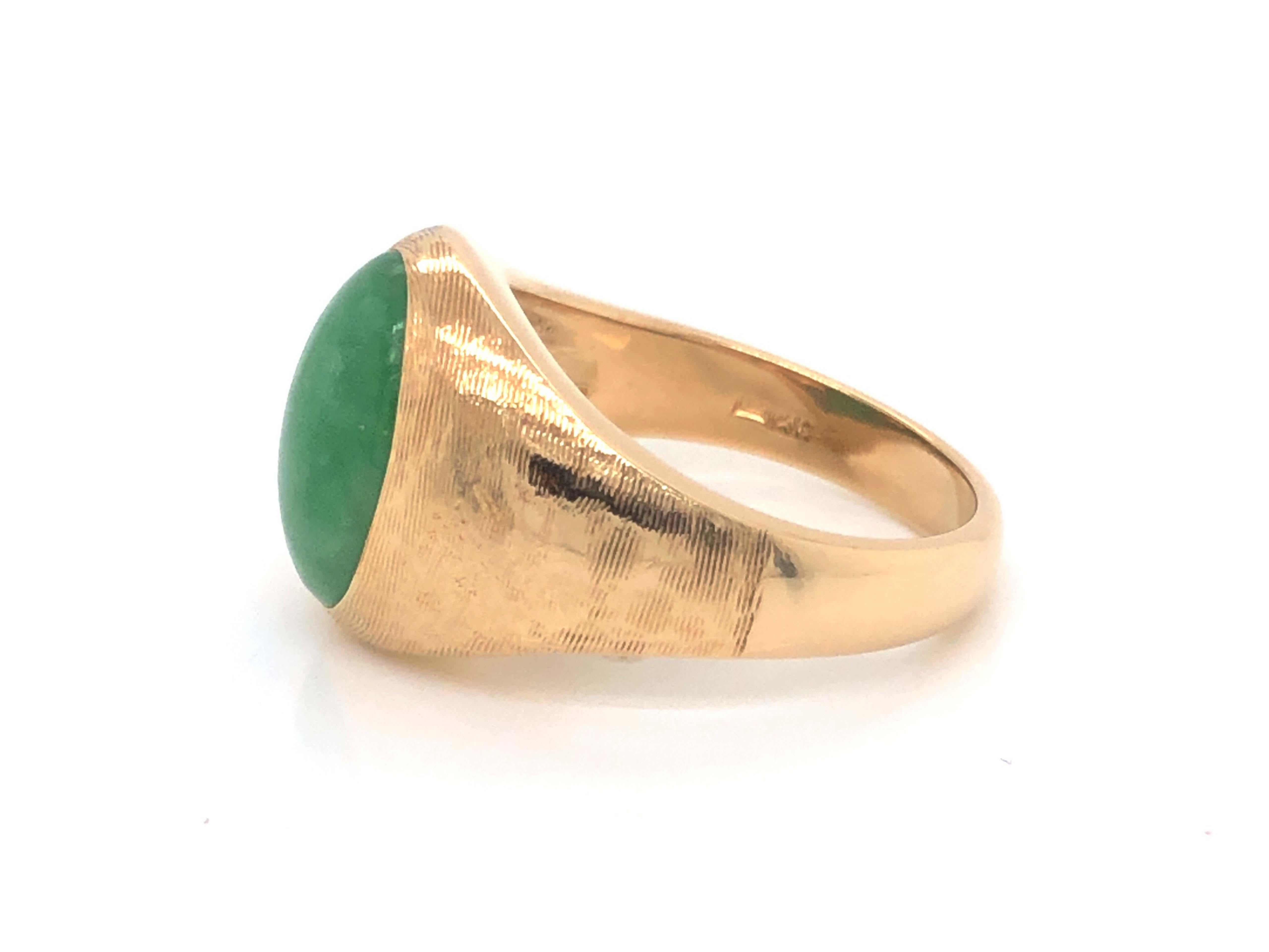 Women's Vintage Men's Oval Green Jade Ring with Textured Design in 14k Yellow Gold