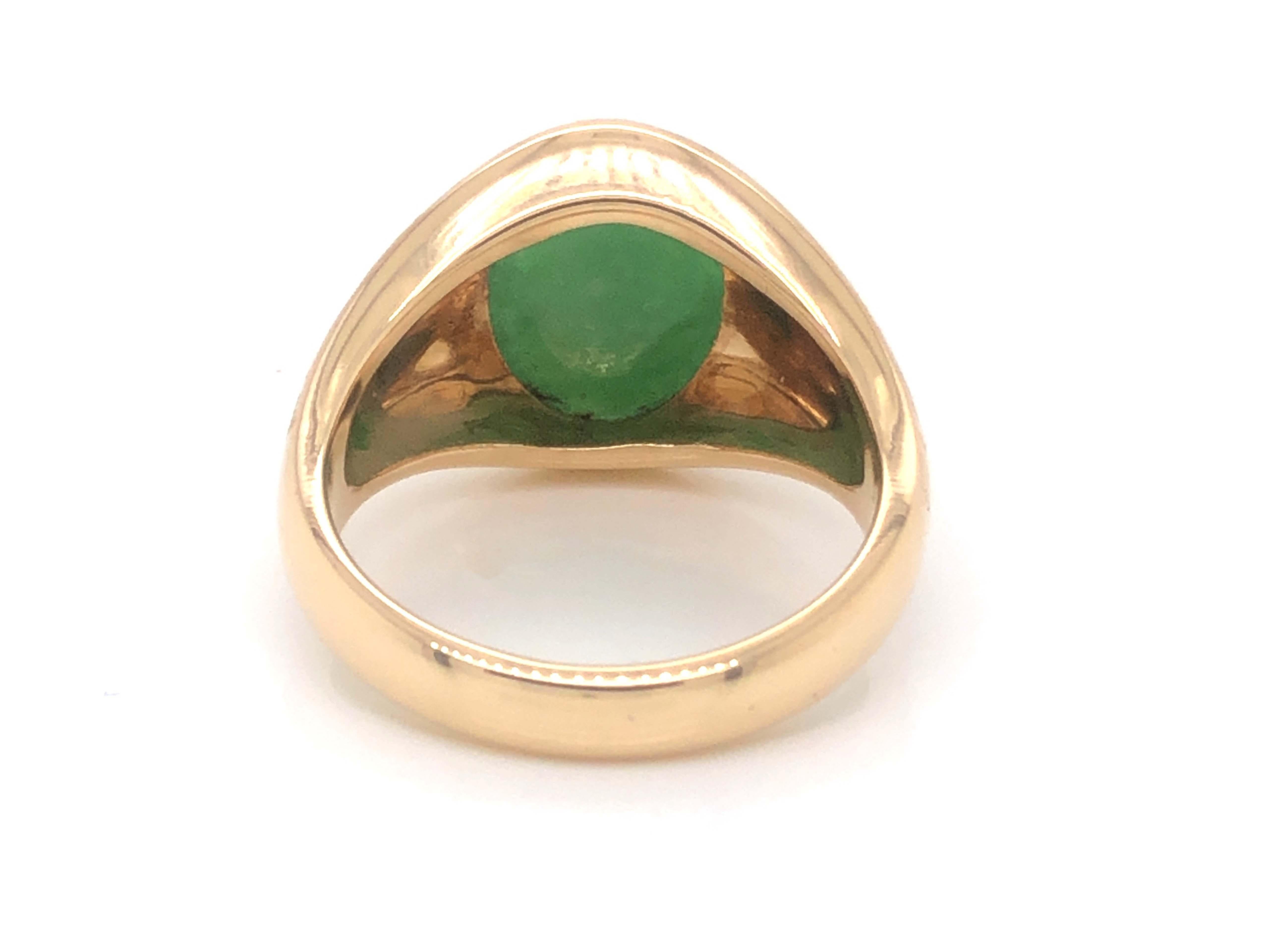 Vintage Men's Oval Green Jade Ring with Textured Design in 14k Yellow Gold 1