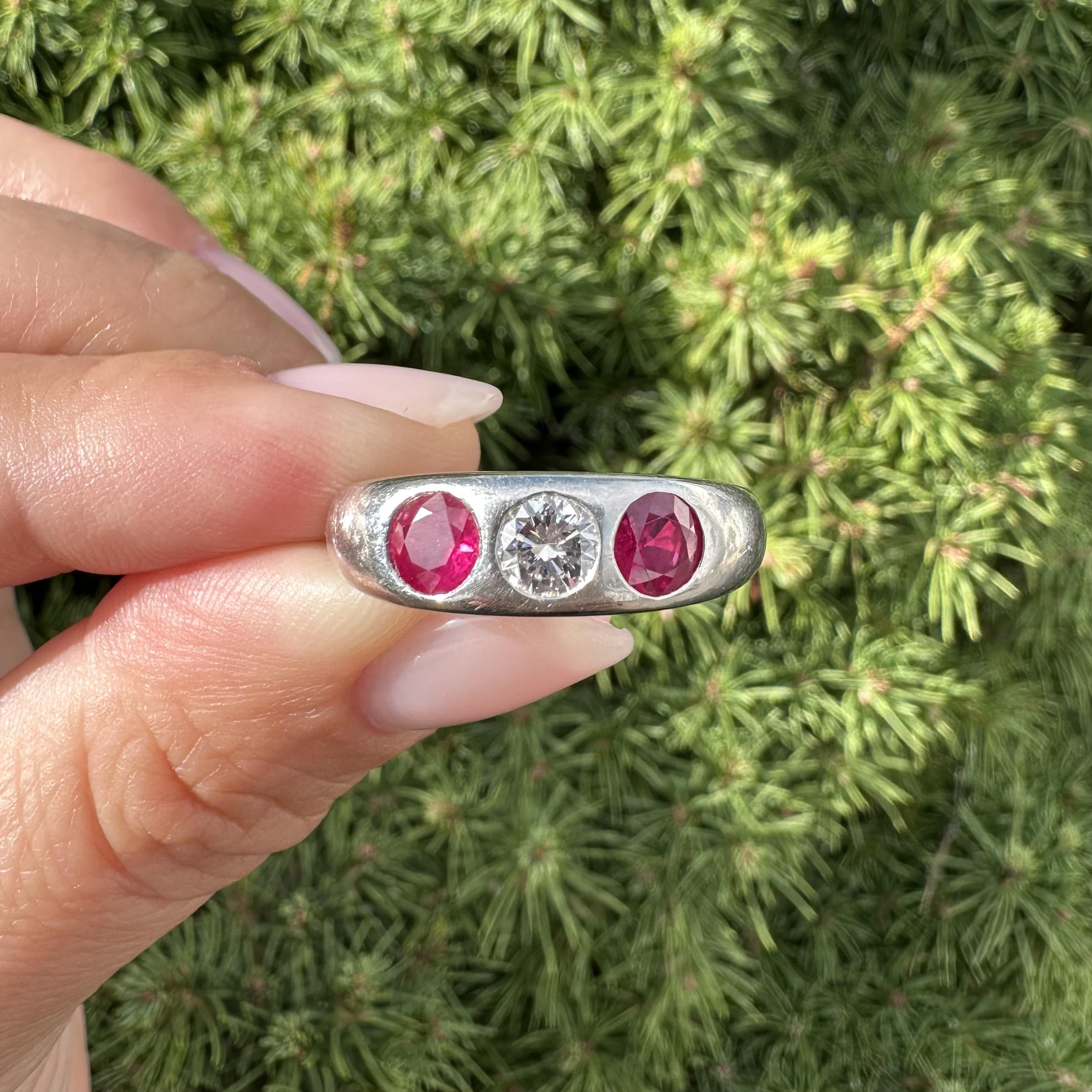 Vintage Men's Platinum 1.65ctw GIA Burma Runde Rubin Diamant 3 Stone Band Ring im Angebot 5