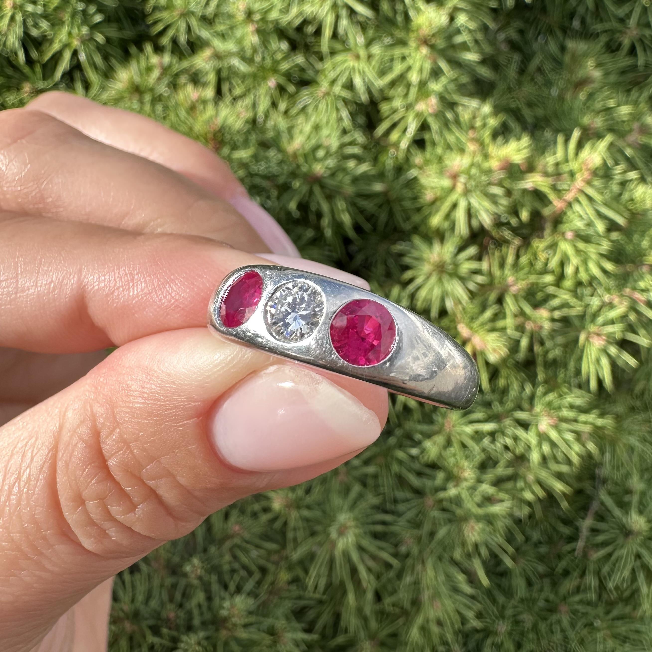 Vintage Men's Platinum 1.65ctw GIA Burma Runde Rubin Diamant 3 Stone Band Ring im Angebot 6