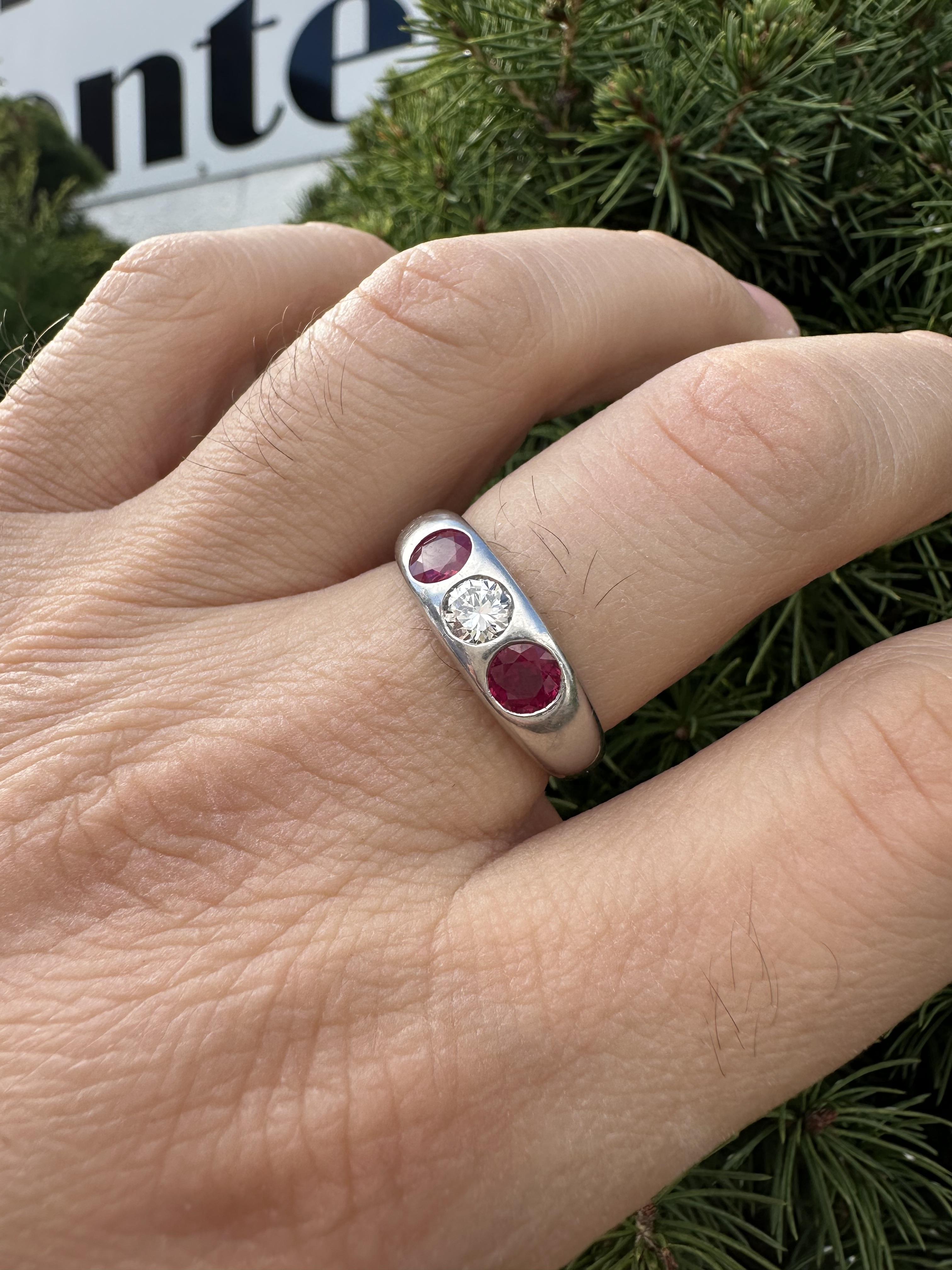 Vintage Men's Platinum 1.65ctw GIA Burma Runde Rubin Diamant 3 Stone Band Ring im Angebot 7