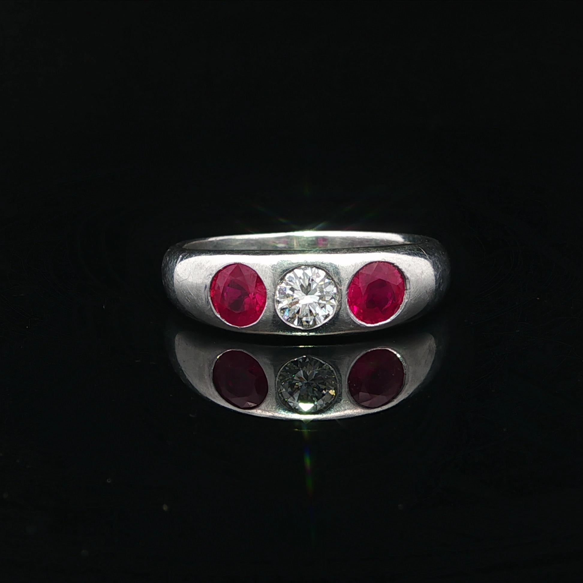 Vintage Men's Platinum 1.65ctw GIA Burma Runde Rubin Diamant 3 Stone Band Ring im Angebot 2