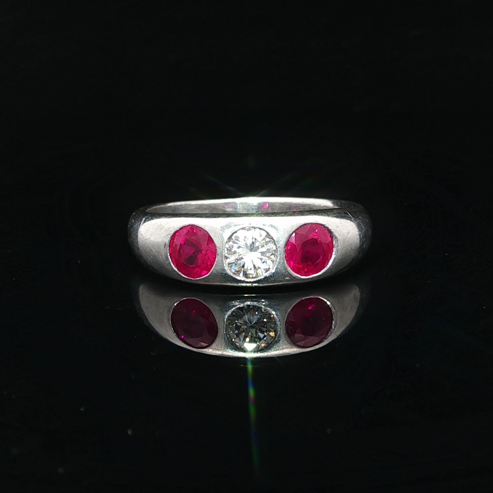 Vintage Men's Platinum 1.65ctw GIA Burma Runde Rubin Diamant 3 Stone Band Ring im Angebot 3