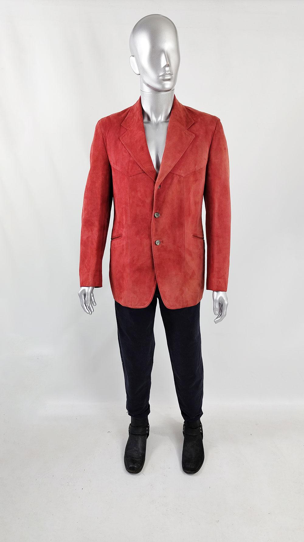 An incredible vintage men's jacket from the early 70s by Australian label Gwynn Jones. Crafted in red British lambskin suede, it features single-breasted buttons, notch lapels, and a pointed yoke.

Size: Marked vintage 42r but may have been sized