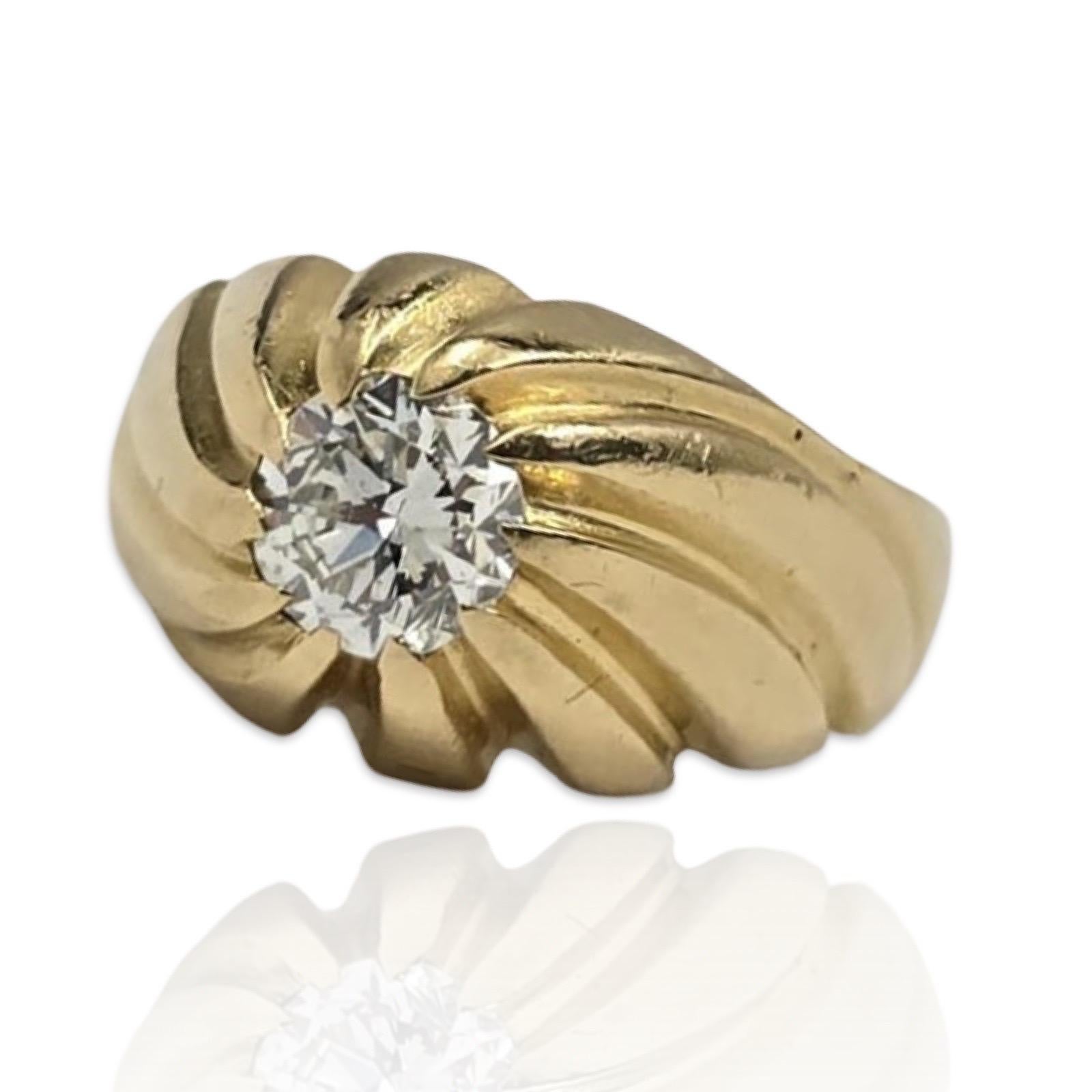 Im Mittelpunkt dieses auffälligen Vintage-Herrenrings steht ein GIA-zertifizierter runder Diamant mit Brillantschliff von 1,03 Karat, der als natürlich und nahezu farblos eingestuft wurde und eine außergewöhnliche Präsenz und Brillanz aufweist. Der