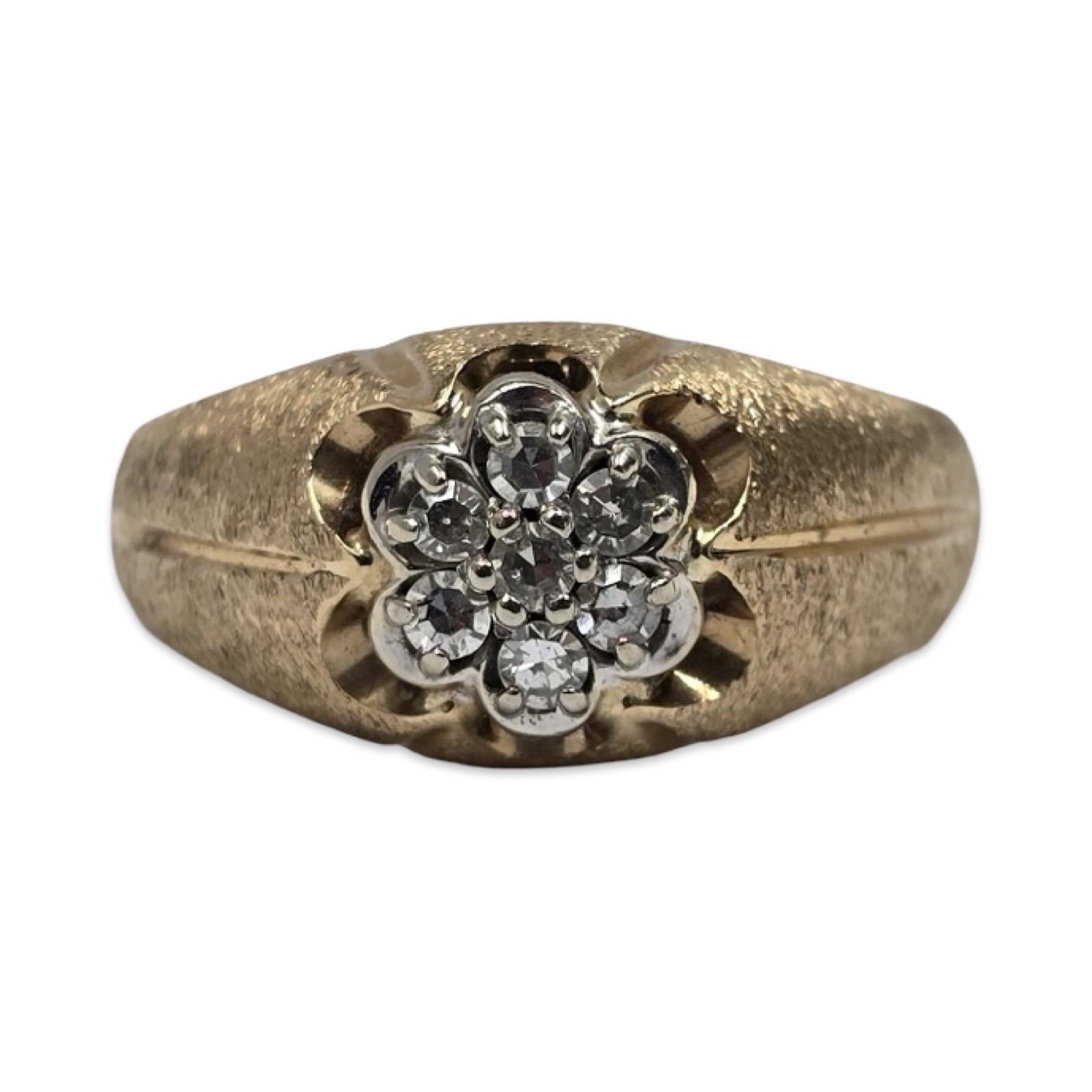 Ein Vintage-Diamant-Cluster-Signetring aus massivem 14-karätigem Gold mit sieben strahlenden Diamanten im Einzelschliff, die in einer klassischen floralen Cluster-Formation gefasst sind. Die Steine sind in einem erhabenen Kopf aus Weißgold