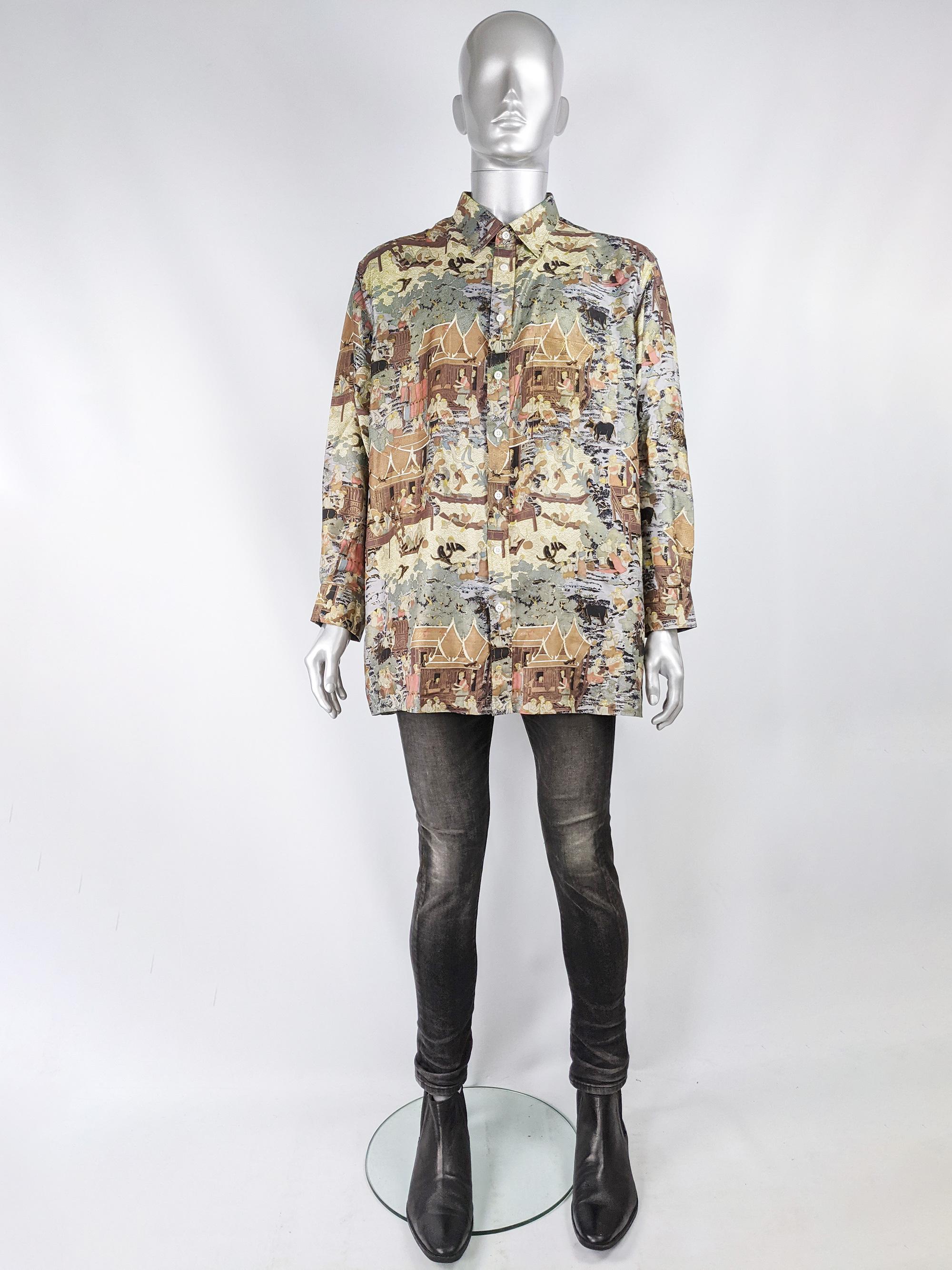 Ein unglaubliches und seltenes Vintage-Herren-Button-up-Hemd aus den 80er Jahren von Paul's International of Thailand. Aus reiner thailändischer Seide mit verschlungenen buddhistischen Szenen, die durchgängig mit metallischem Gold bedruckt sind.