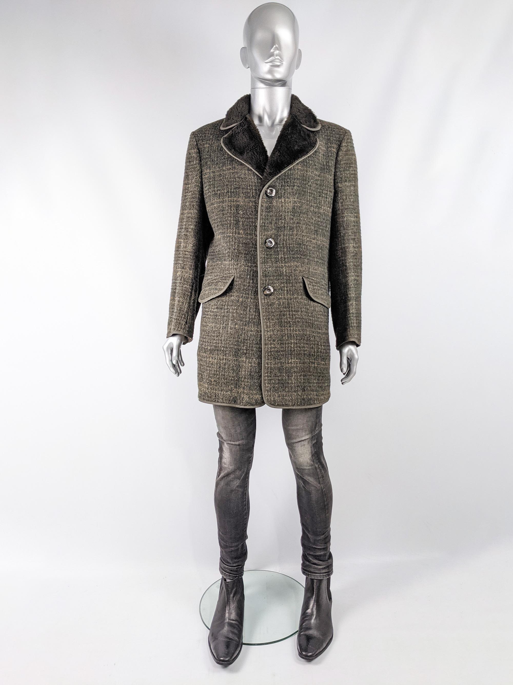 A stylish vintage mens tweed coat from the 70s in a lightweight green wool tweed with a plaid check lining and a brown faux fur collar.

Size: Marked to fit 40