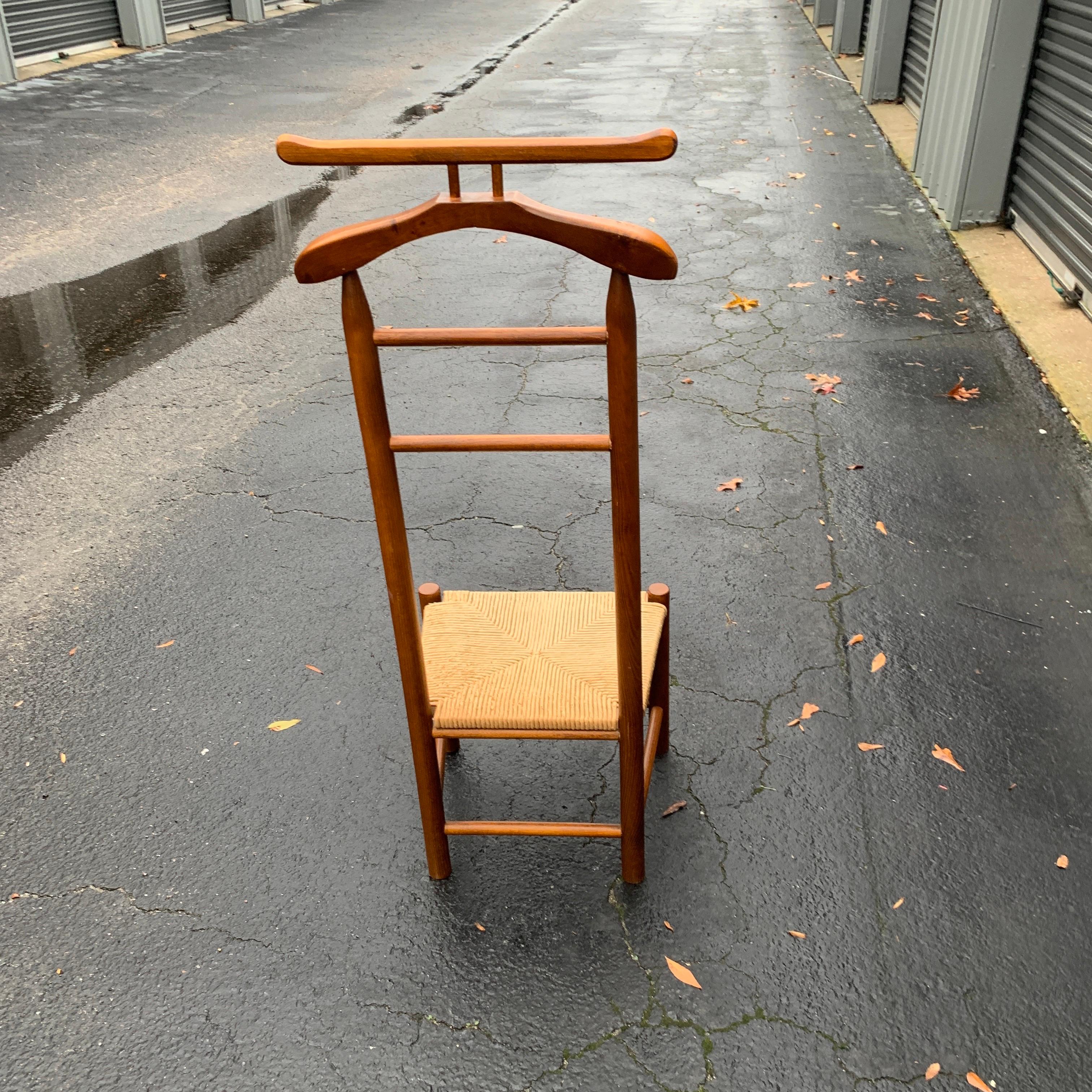 Gentleman’s Valet with rush seating and wooden frame in good condition. Light wear to one quadrant of the seat. Otherwise in great shape. Comfortable, practical, and unassuming piece of furniture.