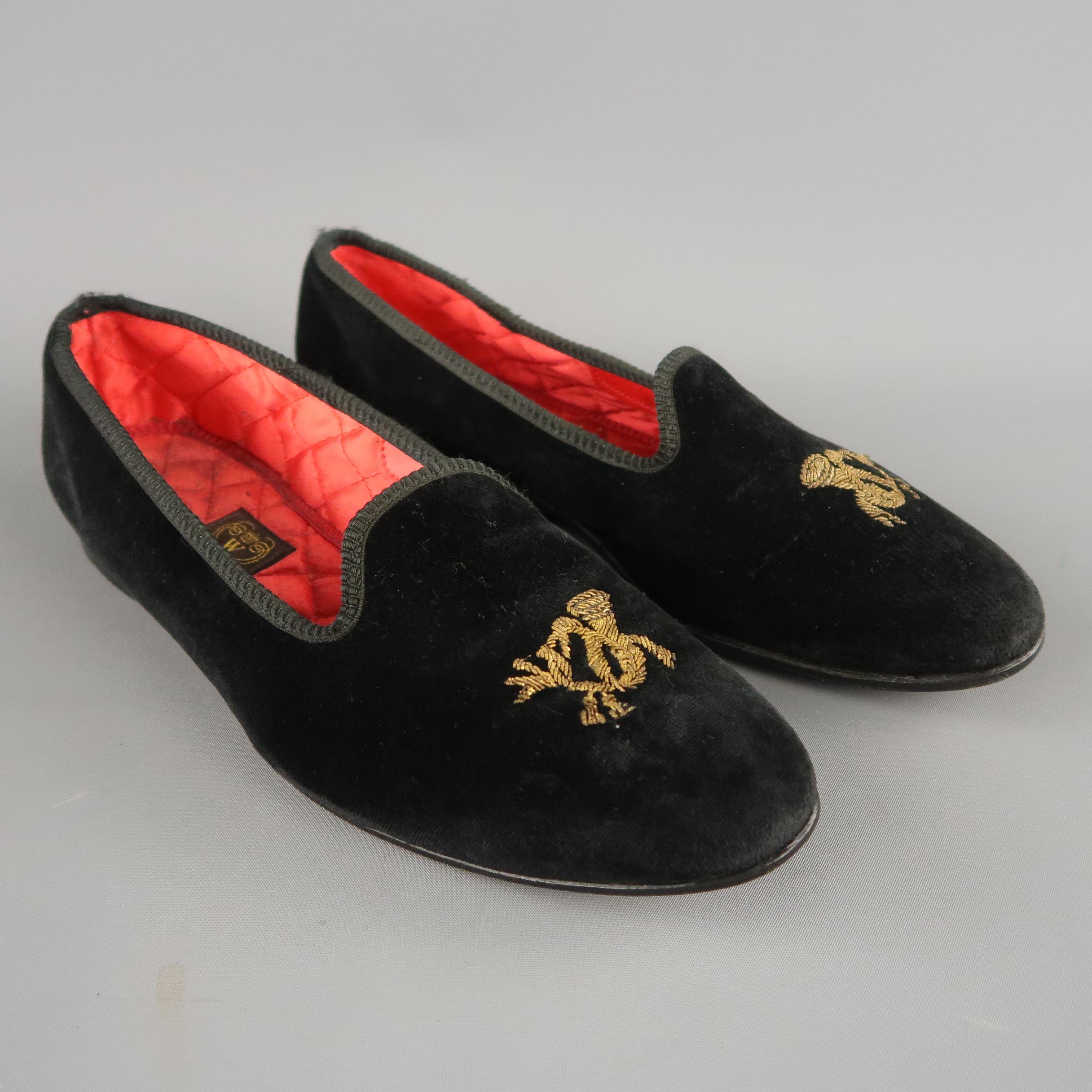 Vintage WATHNE loafer slippers come in black velvet with textured piping, red quilted liner, and gold embroidered horn motif. Hand Made in England.
 
Good Pre-Owned Condition.
Marked: 9.5
 
Outsole: 11.25 x 3.75 in.