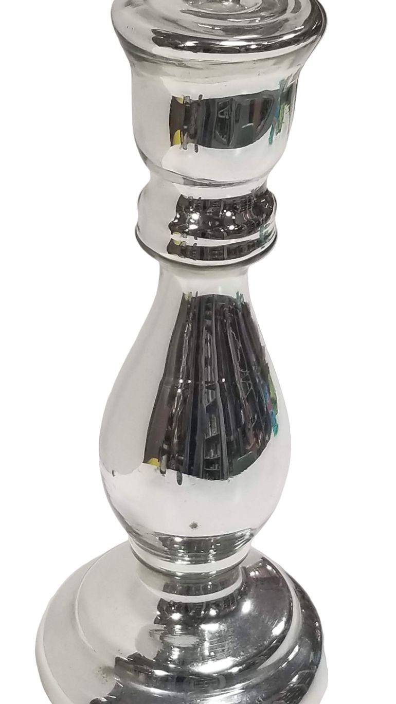 Erhöhen Sie Ihre Dekoration mit unserem atemberaubenden Mercury Silver Glass Candle Stick Holder. Dieses elegante Stück mit silberfarbenem Metallglanz verleiht jedem Raum einen Hauch von Raffinesse. Die spiegelnde Qualität des Glases verstärkt den