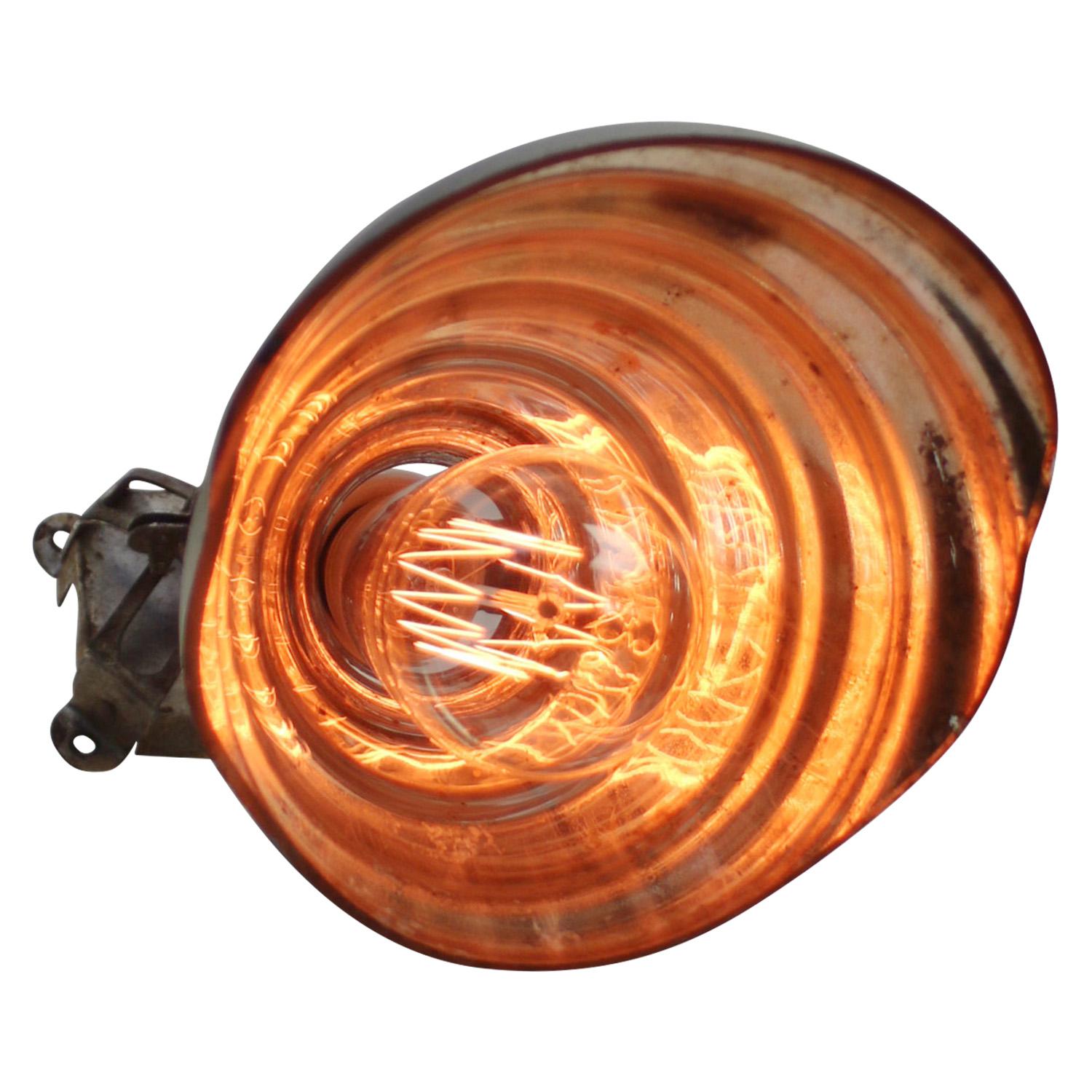 Applique en verre au mercure
Métal et laiton avec abat-jour en verre miroir

Diamètre du support mural 9 cm

Poids : 0,75 kg / 1,7 lb

Le prix est fixé par article individuel. Toutes les lampes ont été rendues conformes aux normes internationales