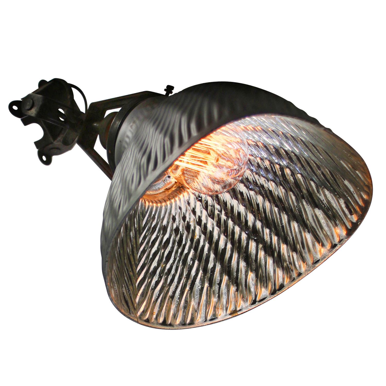 Applique en verre au mercure
Métal et laiton avec abat-jour en verre miroir

Diamètre du support mural 9 cm

Poids : 1,00 kg / 2,2 lb

Le prix est fixé par article individuel. Toutes les lampes ont été rendues conformes aux normes internationales