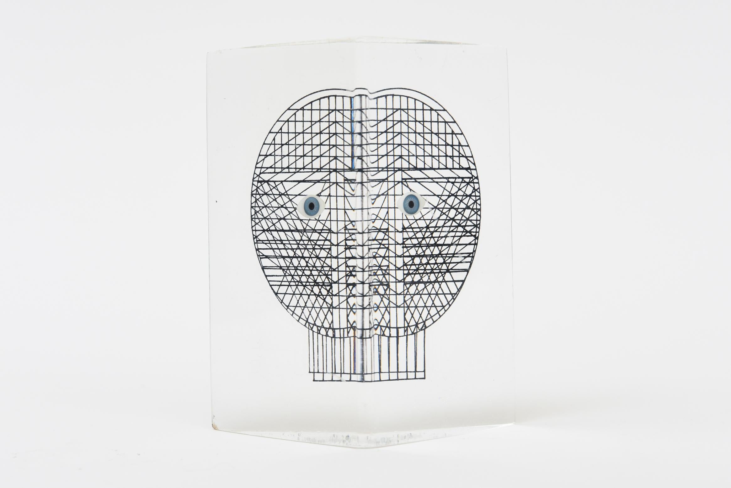 Moderno Art of Vintage Merle Edelman Pop Art Scultura a triangolo di lucite incastonata di viso e occhi in vendita