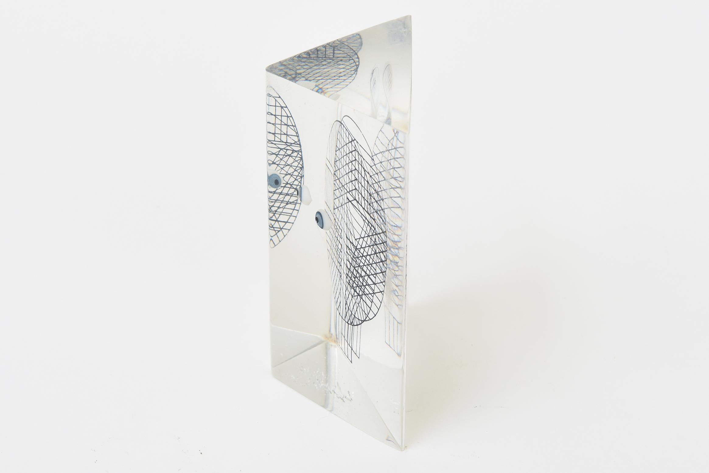 Lucite Art of Vintage Merle Edelman Pop Art Scultura a triangolo di lucite incastonata di viso e occhi in vendita