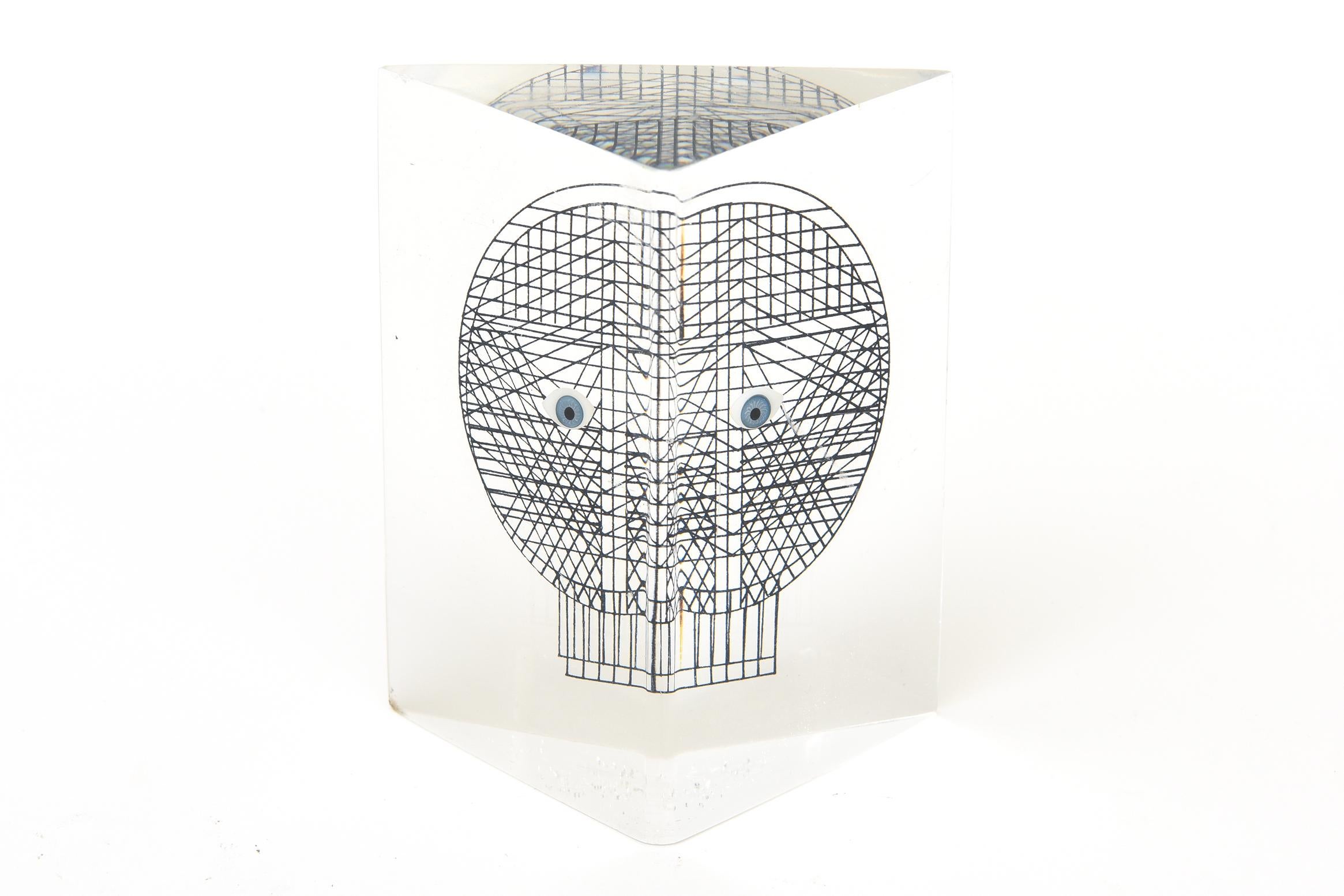 Art of Vintage Merle Edelman Pop Art Scultura a triangolo di lucite incastonata di viso e occhi in vendita 2