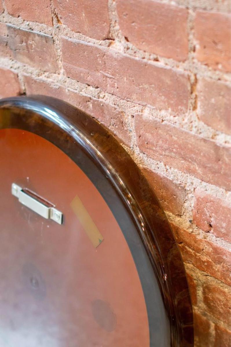 Vintage Merlo Guzinni round acrylic mirror In Excellent Condition For Sale In Victoria, BC