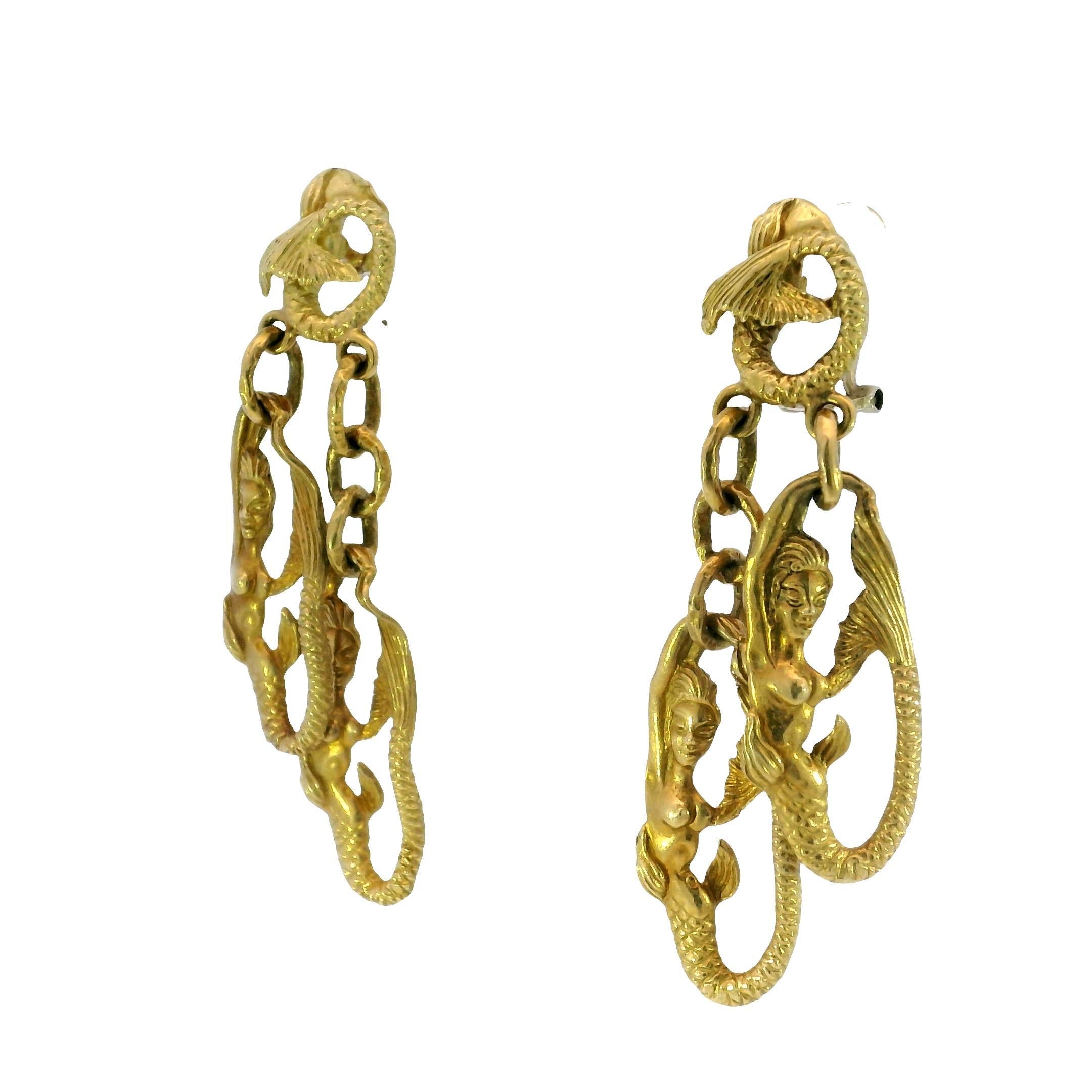 Vintage Meerjungfrau baumeln Ohrringe 18K Gelbgold Clip Ons 

Diese tropfenförmigen Ohrringe aus 18 Karat Gelbgold zeigen wunderschön detaillierte Meerjungfrauen, deren fließendes Haar und geschwungene Schwänze ein Gefühl von Bewegung und ruhiger