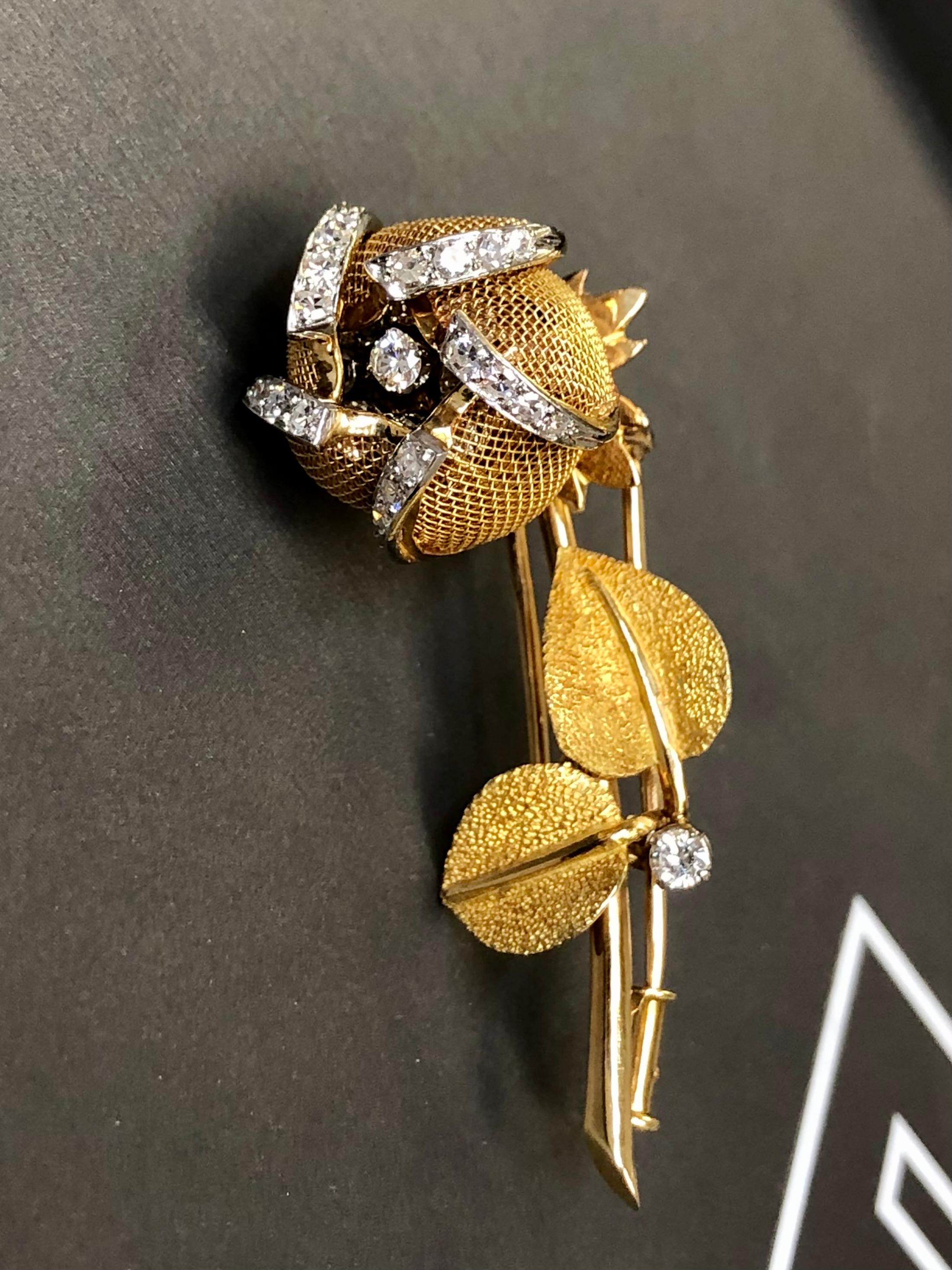 Contemporain MERRIN France Broche fleur articulée en or 18 carats avec diamants  en vente