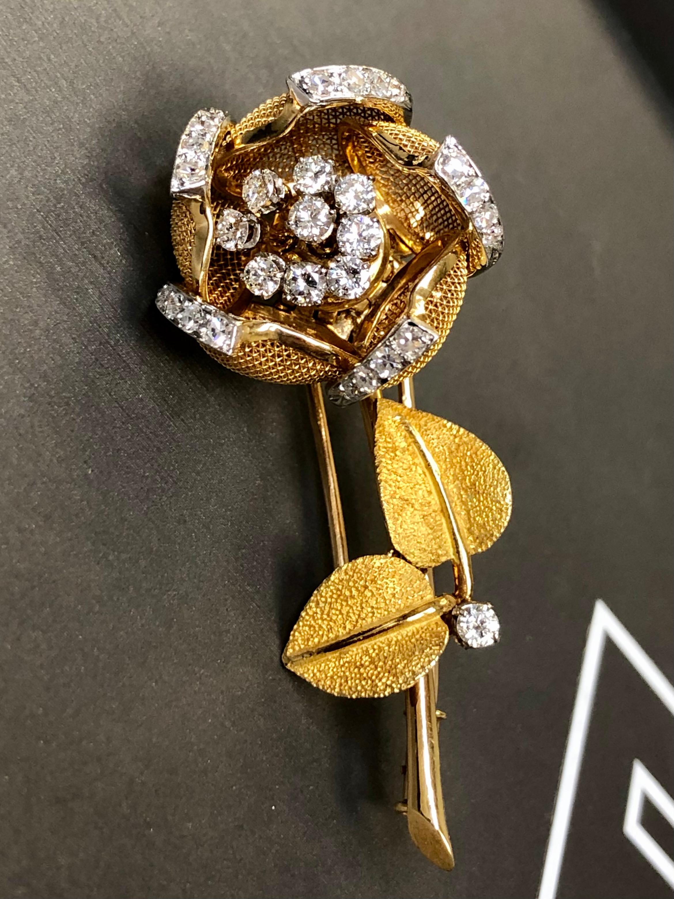 Taille ronde MERRIN France Broche fleur articulée en or 18 carats avec diamants  en vente