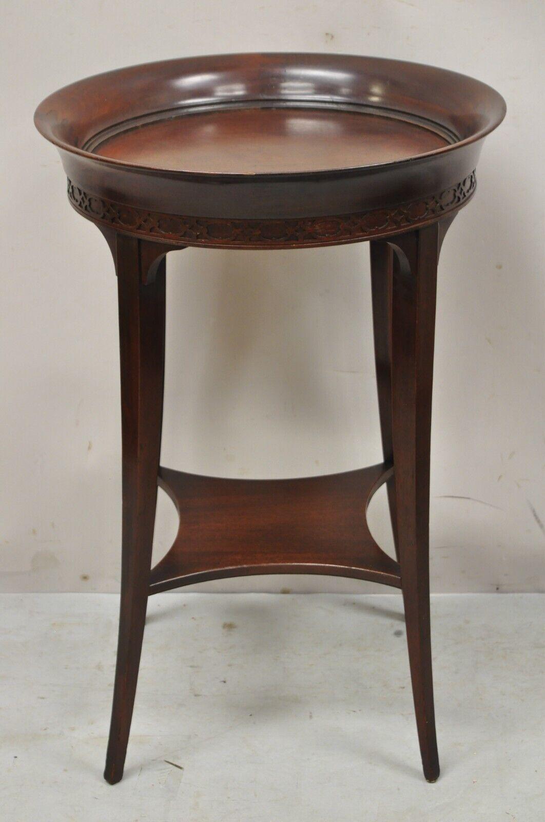 Vintage Mersman acajou Regency Style Round Saber Leg Side Table. L'article présente une jupe en bois découpé, une étagère inférieure, des pieds sabres galbés, un plateau rond et profond, un beau grain de bois, un label original, un très bel article