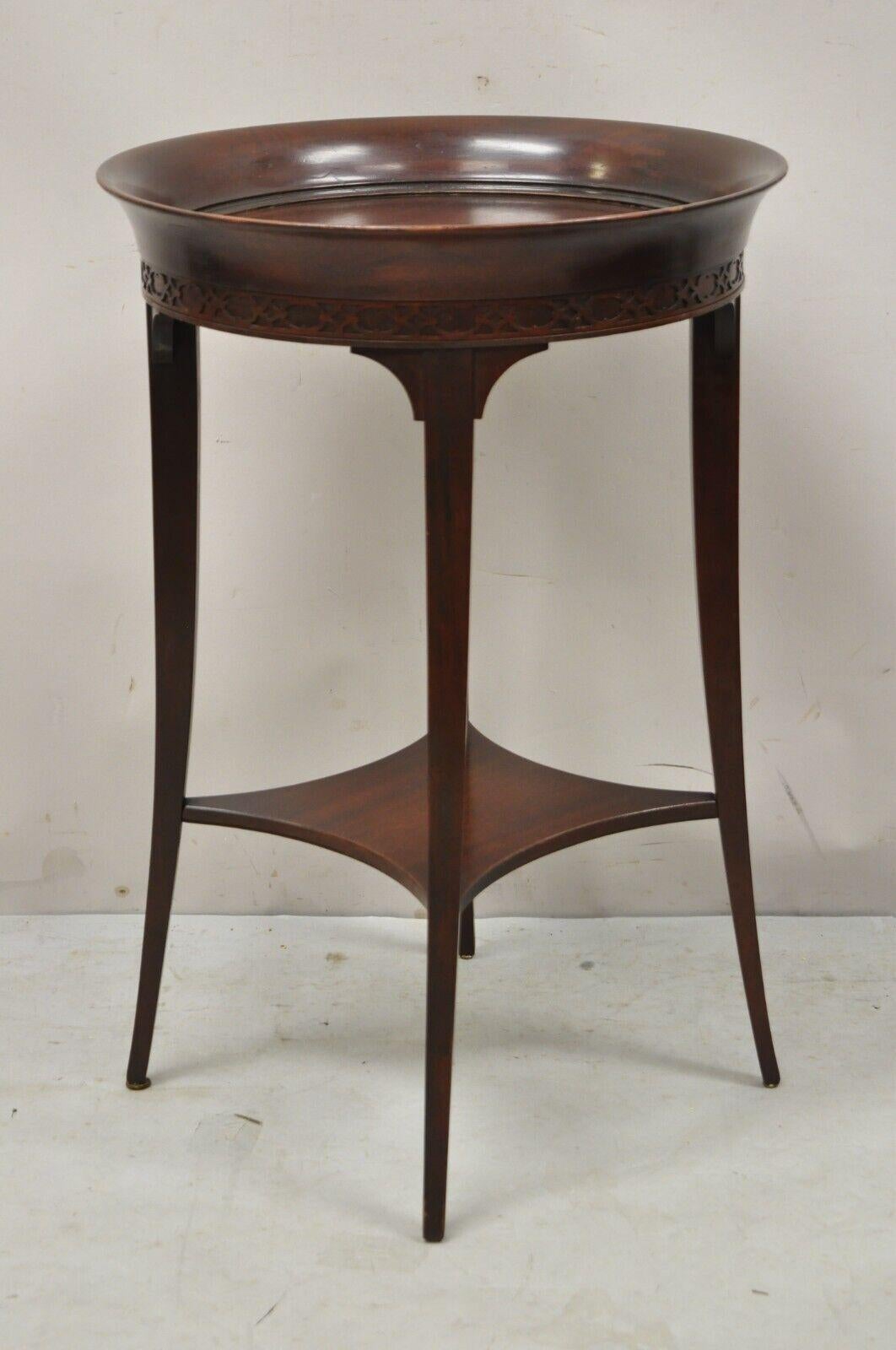 Regency Table d'extrémité d'appoint vintage Mersman en acajou de style Régence avec pieds sabres ronds en vente